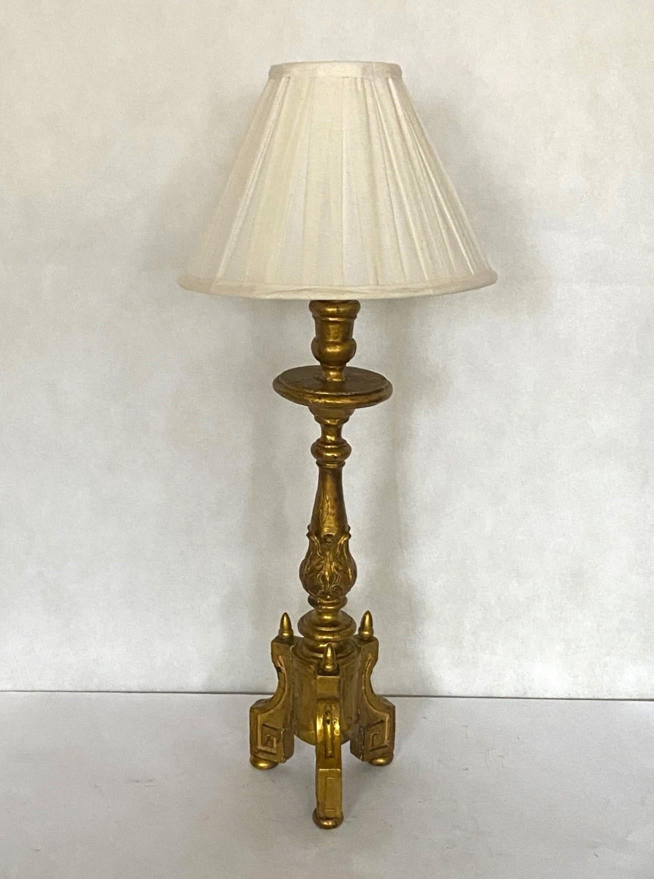Pair of 18th Centurty Spanish Carved Gilt Wood Altar Candlesticks Table Lamps In Good Condition For Sale In Frankfurt am Main, DE