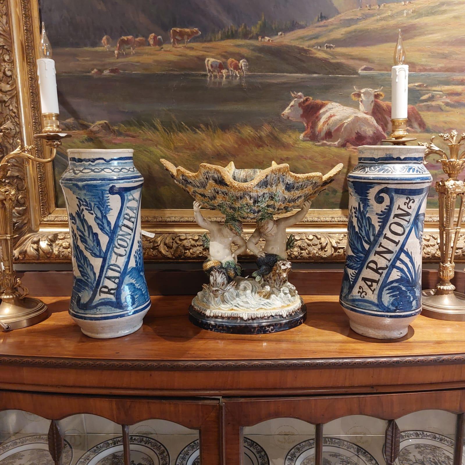 Europeo Coppia di vasi per droghe in maiolica di Albarello del XVIII secolo in vendita