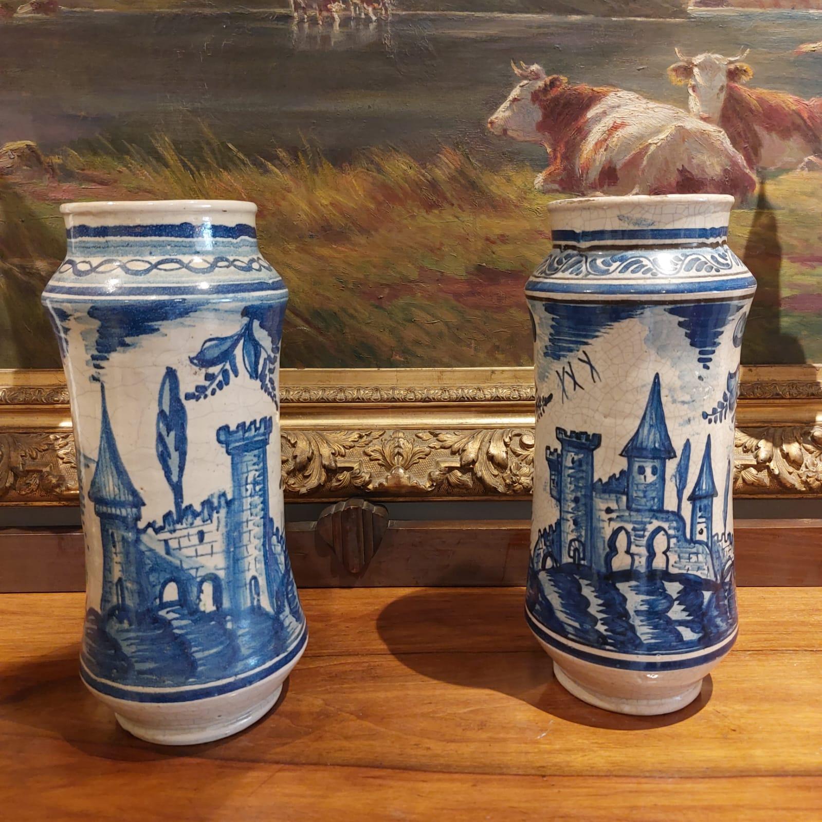 Coppia di vasi per droghe in maiolica di Albarello del XVIII secolo In condizioni discrete in vendita a NICE, FR