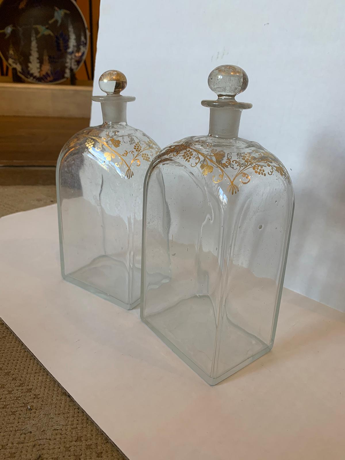 Pair of 18th Century American Glass Decanters with Gilt Details In Good Condition In Atlanta, GA