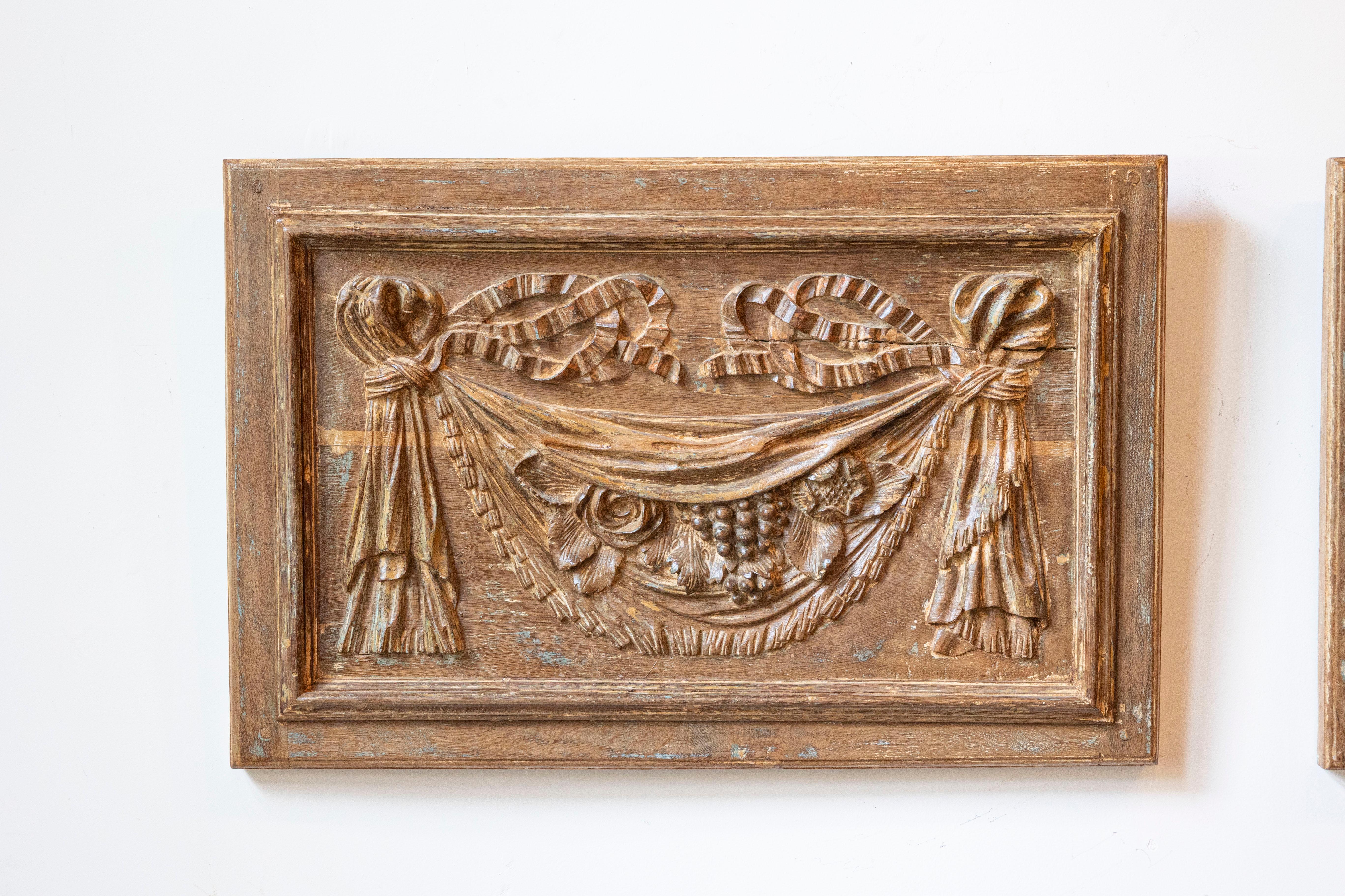 Pareja de Paneles Arquitectónicos del Siglo XVIII con Swags Tallados a Mano en Bajo Relieve Francés en venta