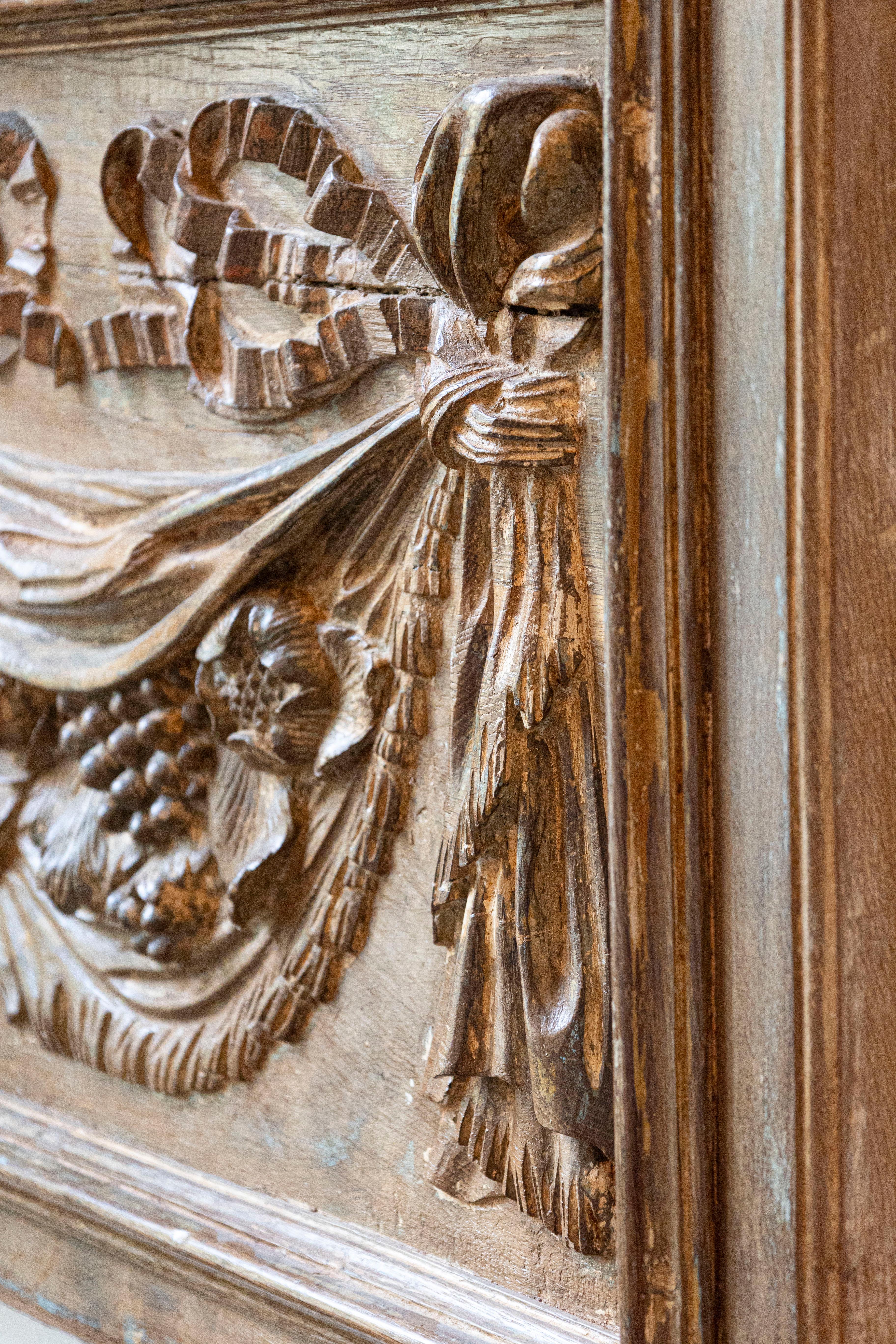 Pareja de Paneles Arquitectónicos del Siglo XVIII con Swags Tallados a Mano en Bajo Relieve en venta 1