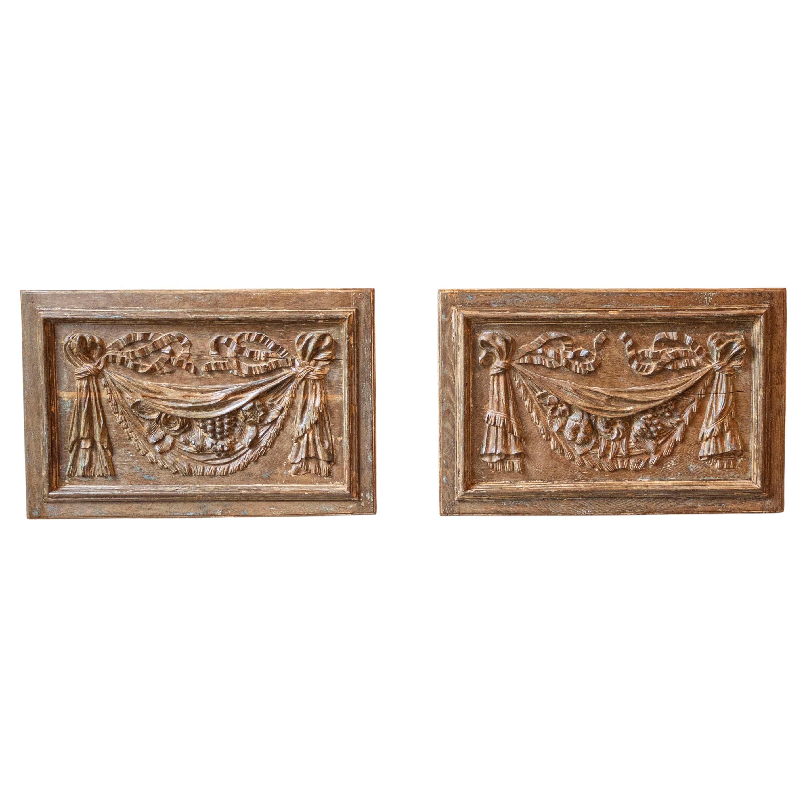 Paar architektonische Tafeln aus dem 18. Jahrhundert mit geschnitzten Weiden, handgeschnitzt in Low-Relief