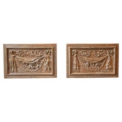 Paire de panneaux architecturaux du 18ème siècle avec guirlandes sculptées à la main en bas-relief