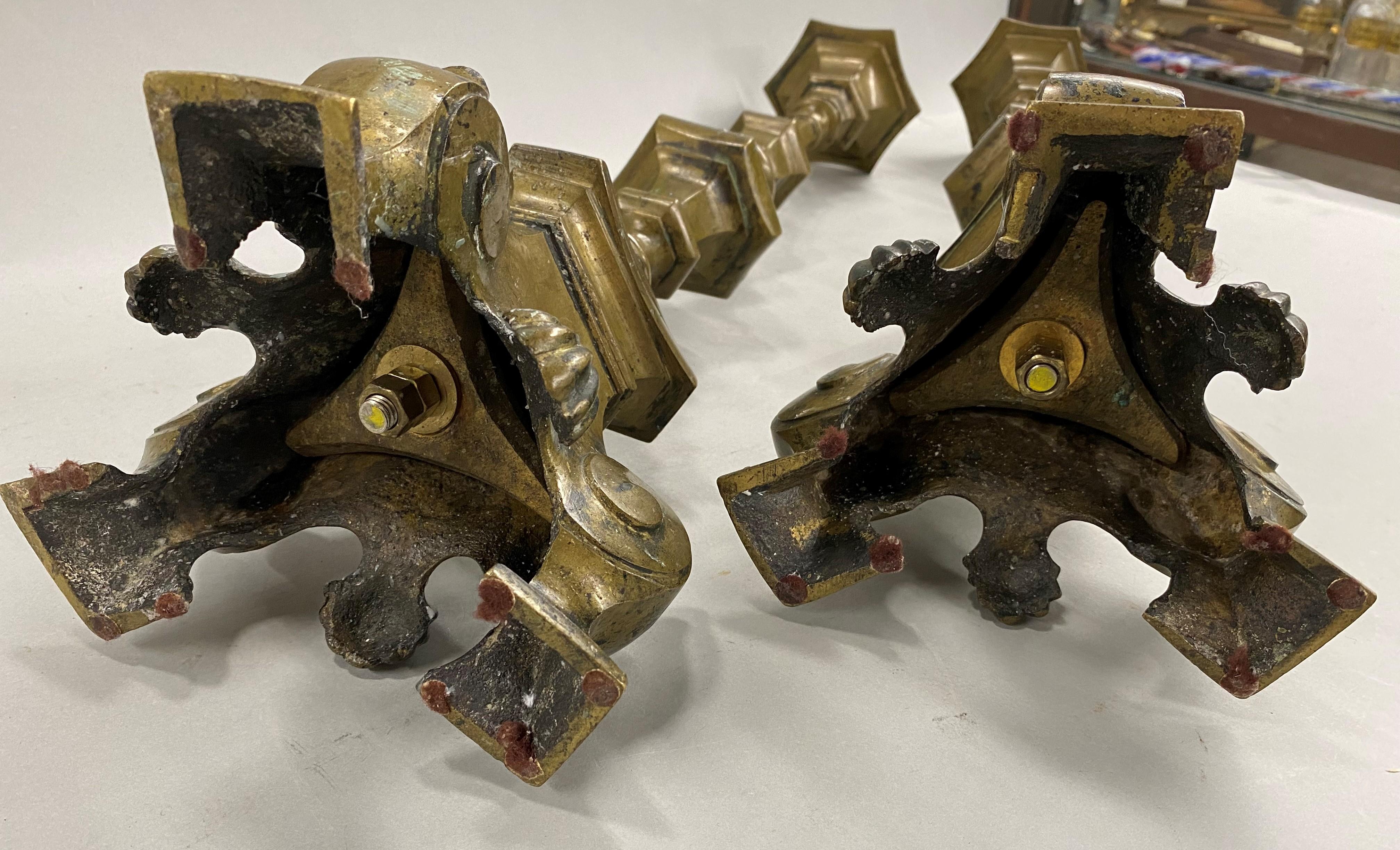 XVIIIe siècle et antérieur Paire de chandeliers en bronze patiné de style baroque du XVIIIe siècle en vente