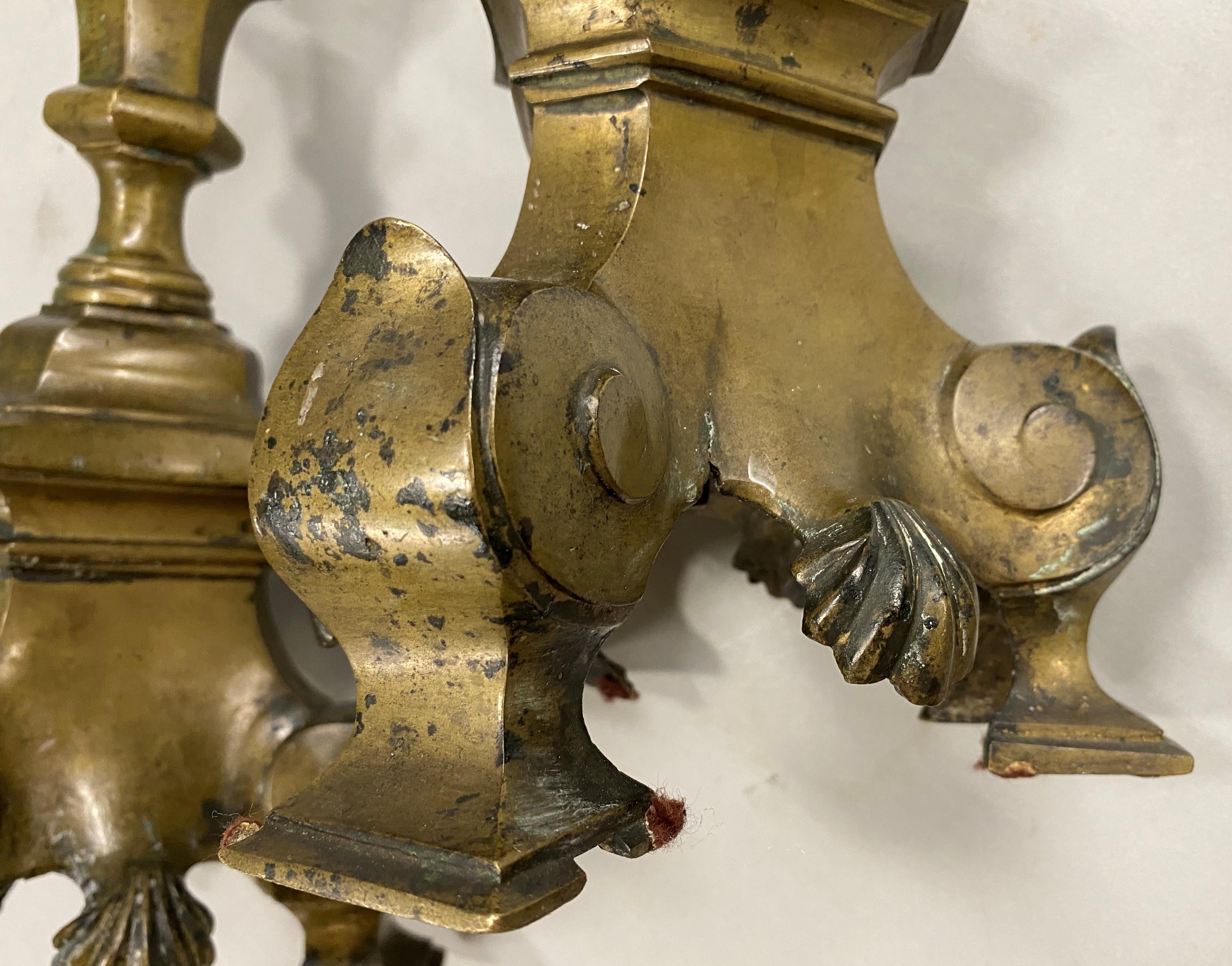 Bronze Paire de chandeliers en bronze patiné de style baroque du XVIIIe siècle en vente