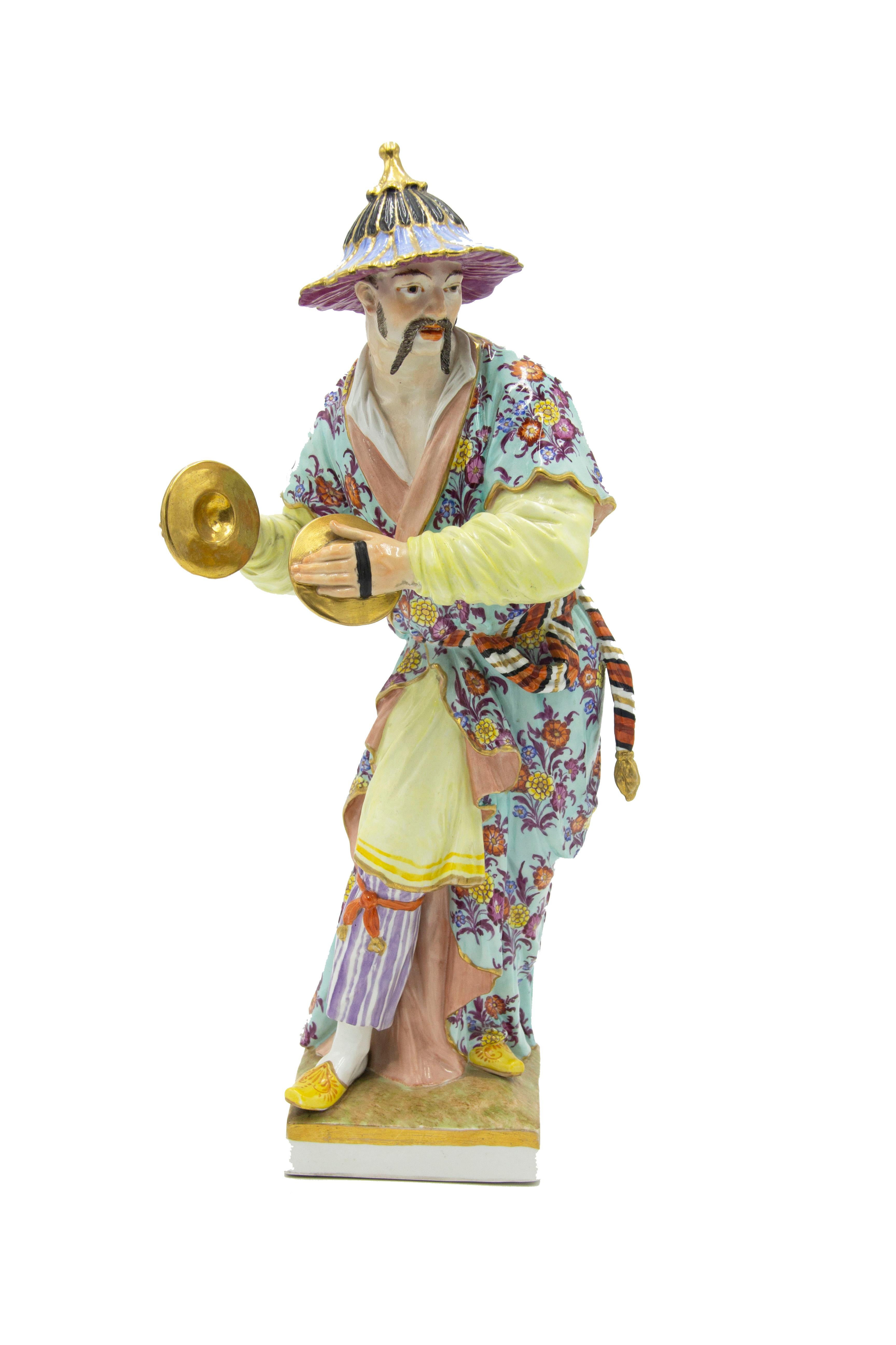 Paar Figuren aus deutschem Berliner Porzellan des 18. Jahrhunderts: Asiatischer Mann mit Zimbeln und Dame mit Papagei. Weibliche Figur mit gemalter Signatur und eingeprägtem 