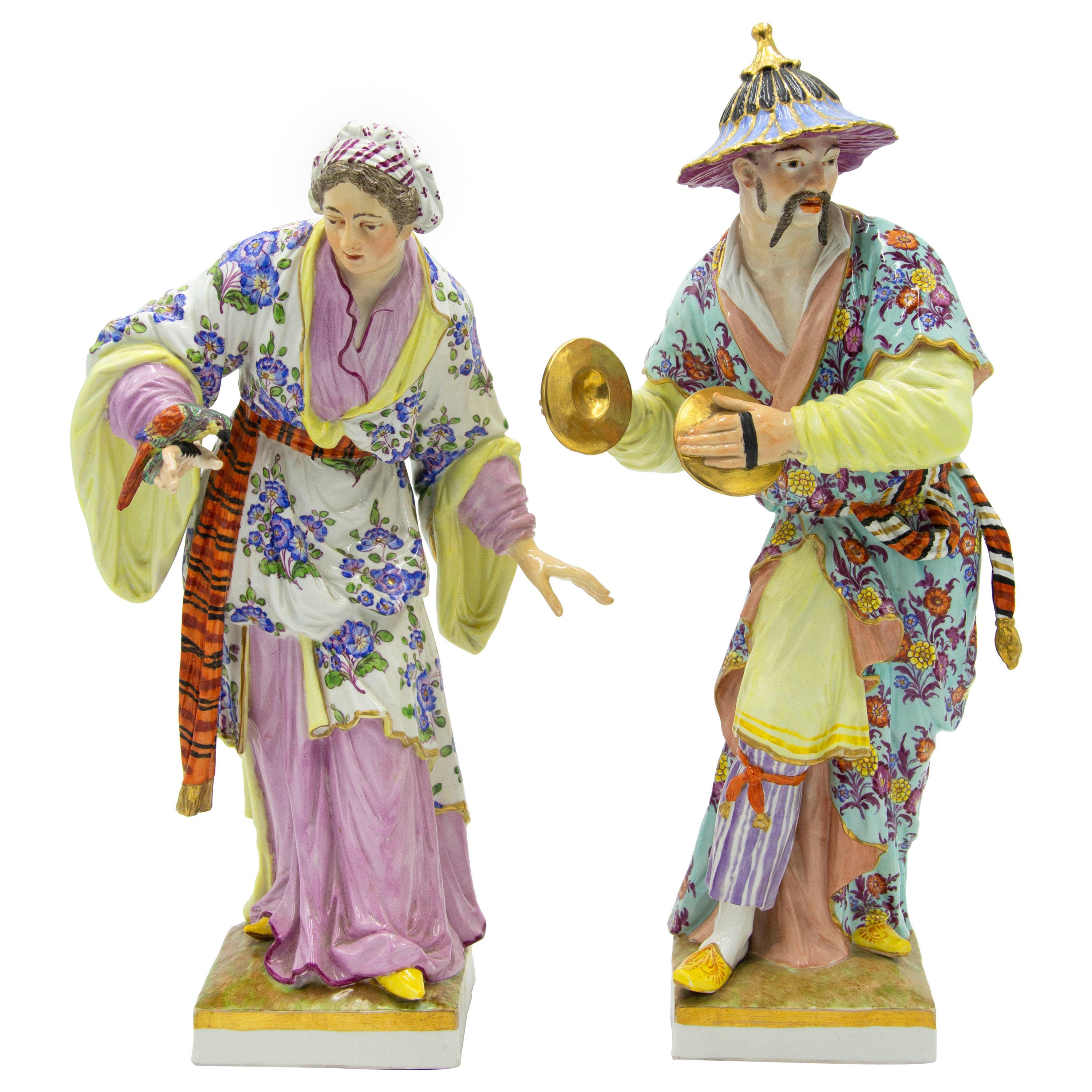 Paire de figurines en porcelaine de Berlin peintes à la main du 18ème siècle