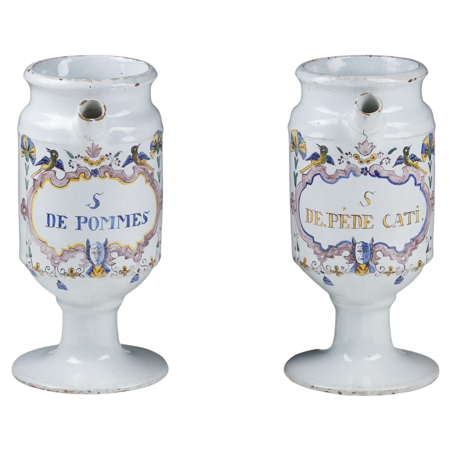 Paar Brüsseler Delftware- Drogengefäße mitrup aus dem 18. Jahrhundert