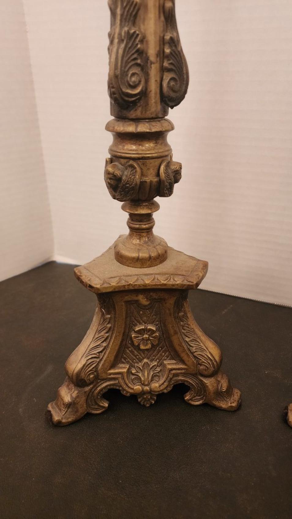 Coppia di candelieri del XVIII secolo In condizioni discrete in vendita a Dallas, TX