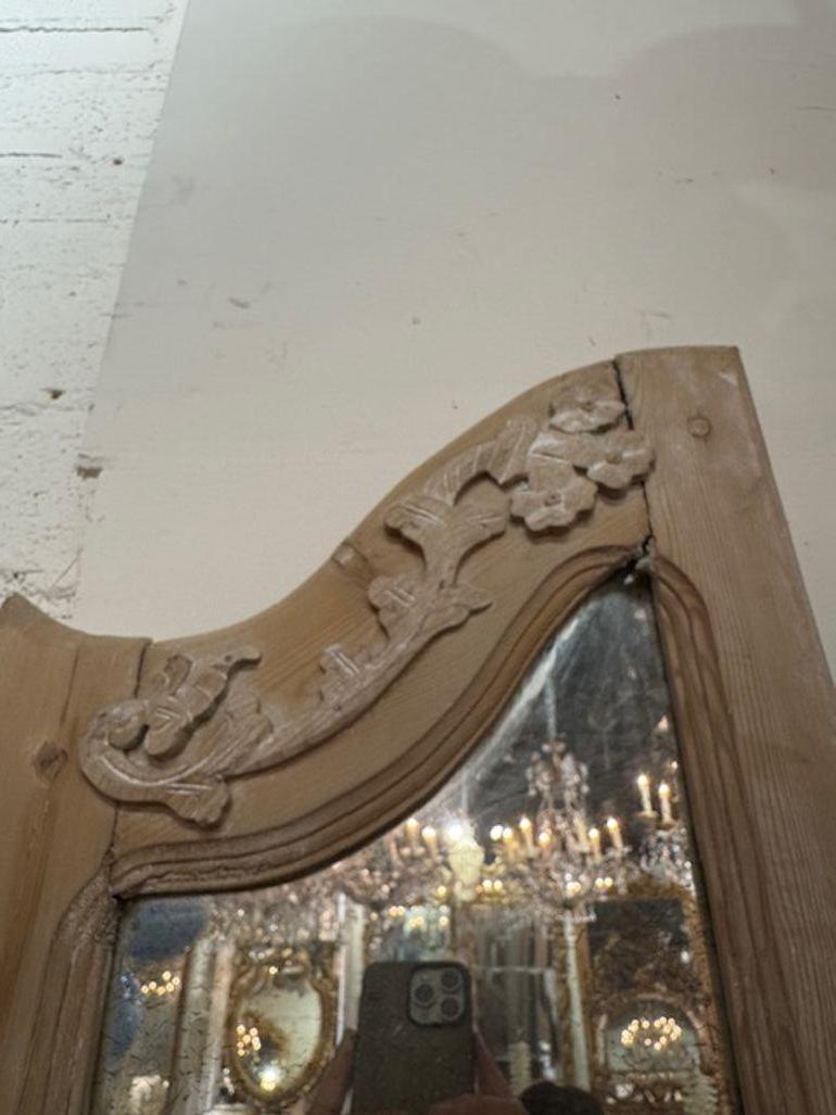 Le produit est une paire de panneaux en bois sculpté et blanchi du XVIIIe siècle, parfaits pour ajouter une touche de charme historique à n'importe quelle maison. Ces panneaux sont sculptés de manière complexe et blanchis, ce qui leur confère un