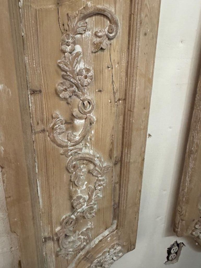 Français Paire de panneaux en bois sculpté et blanchi du XVIIIe siècle en vente