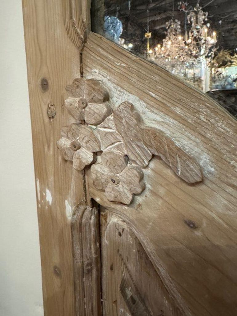 Paire de panneaux en bois sculpté et blanchi du XVIIIe siècle Bon état - En vente à Dallas, TX