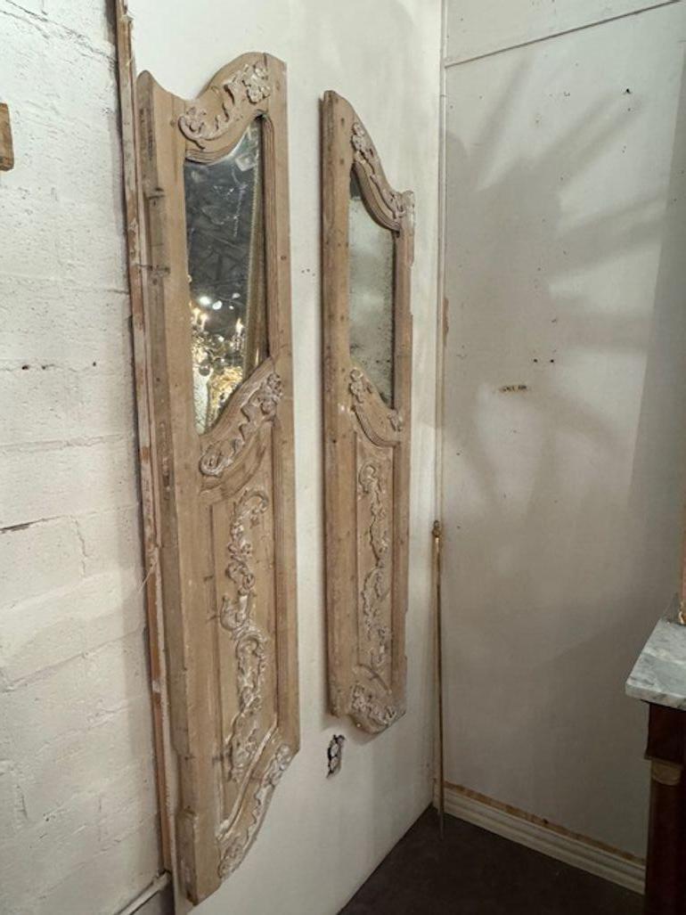XVIIIe siècle et antérieur Paire de panneaux en bois sculpté et blanchi du XVIIIe siècle en vente