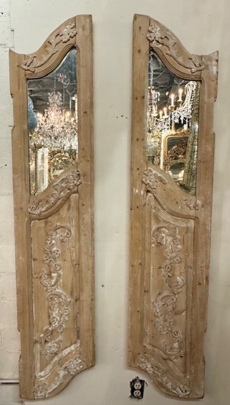 Paire de panneaux en bois sculpté et blanchi du XVIIIe siècle en vente