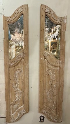 Paire de panneaux en bois sculpté et blanchi du XVIIIe siècle