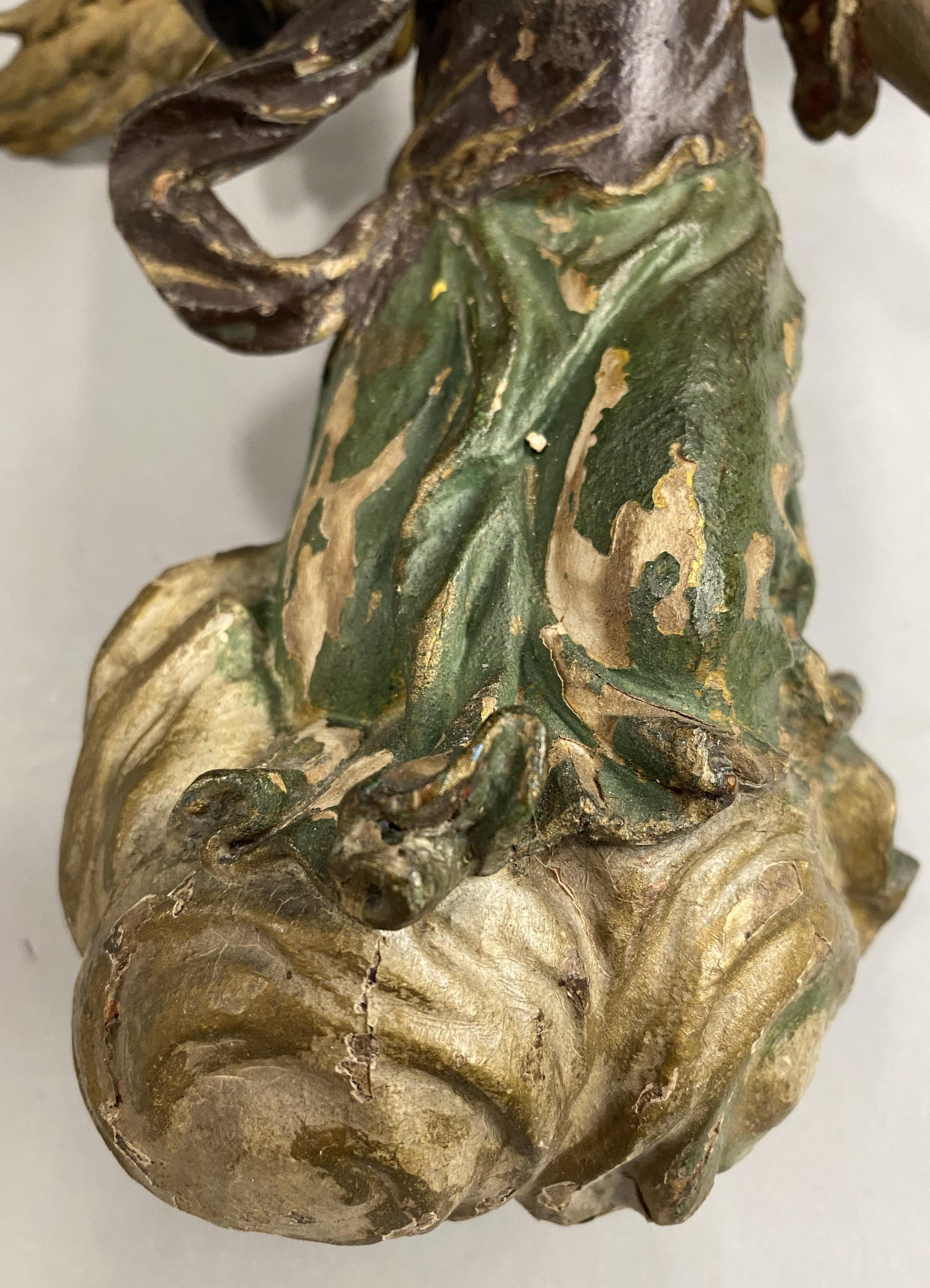 Paire d'anges sculptés en polychrome, probablement français, du 18ème siècle en vente 3
