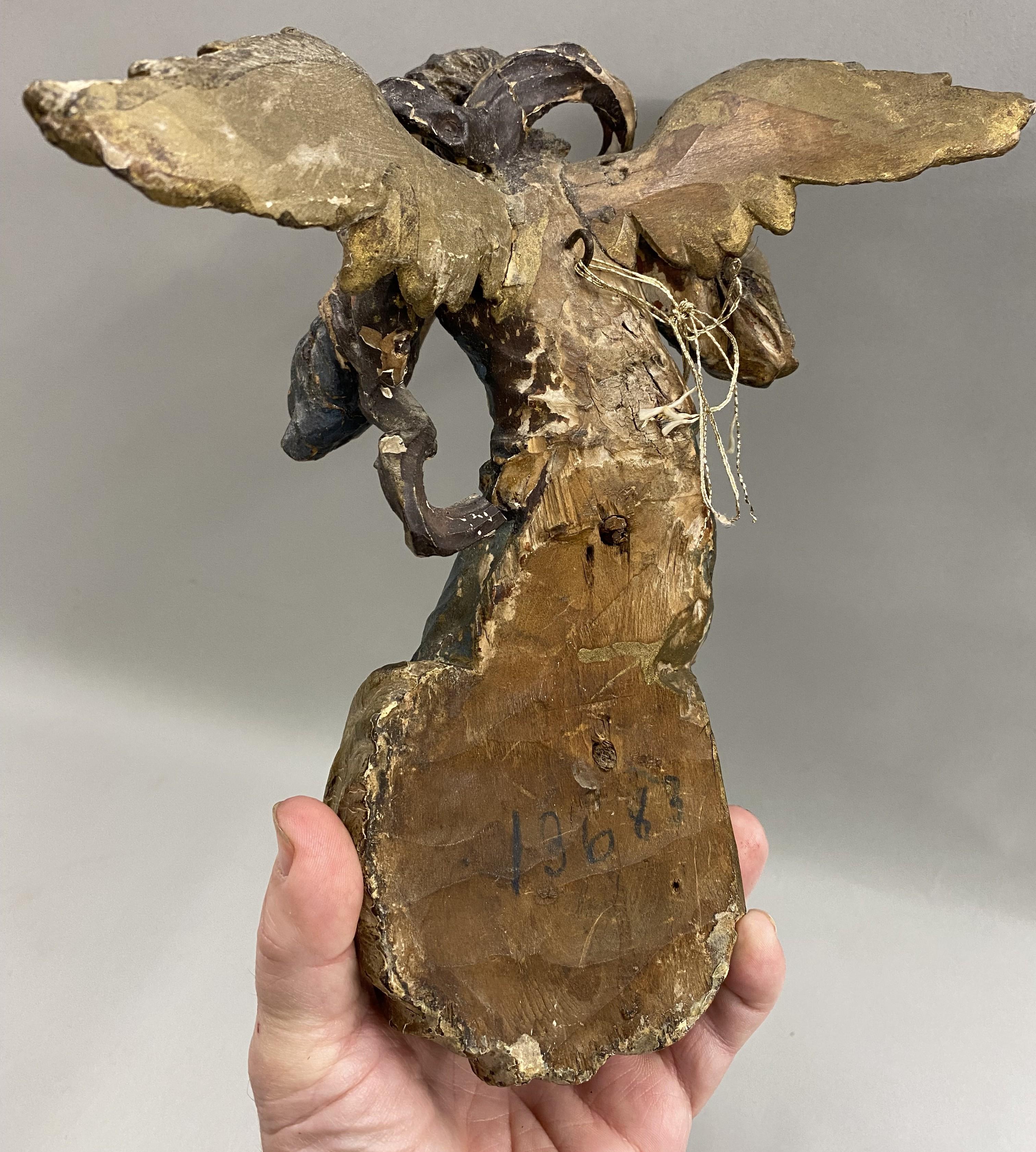 Paire d'anges sculptés en polychrome, probablement français, du 18ème siècle en vente 4