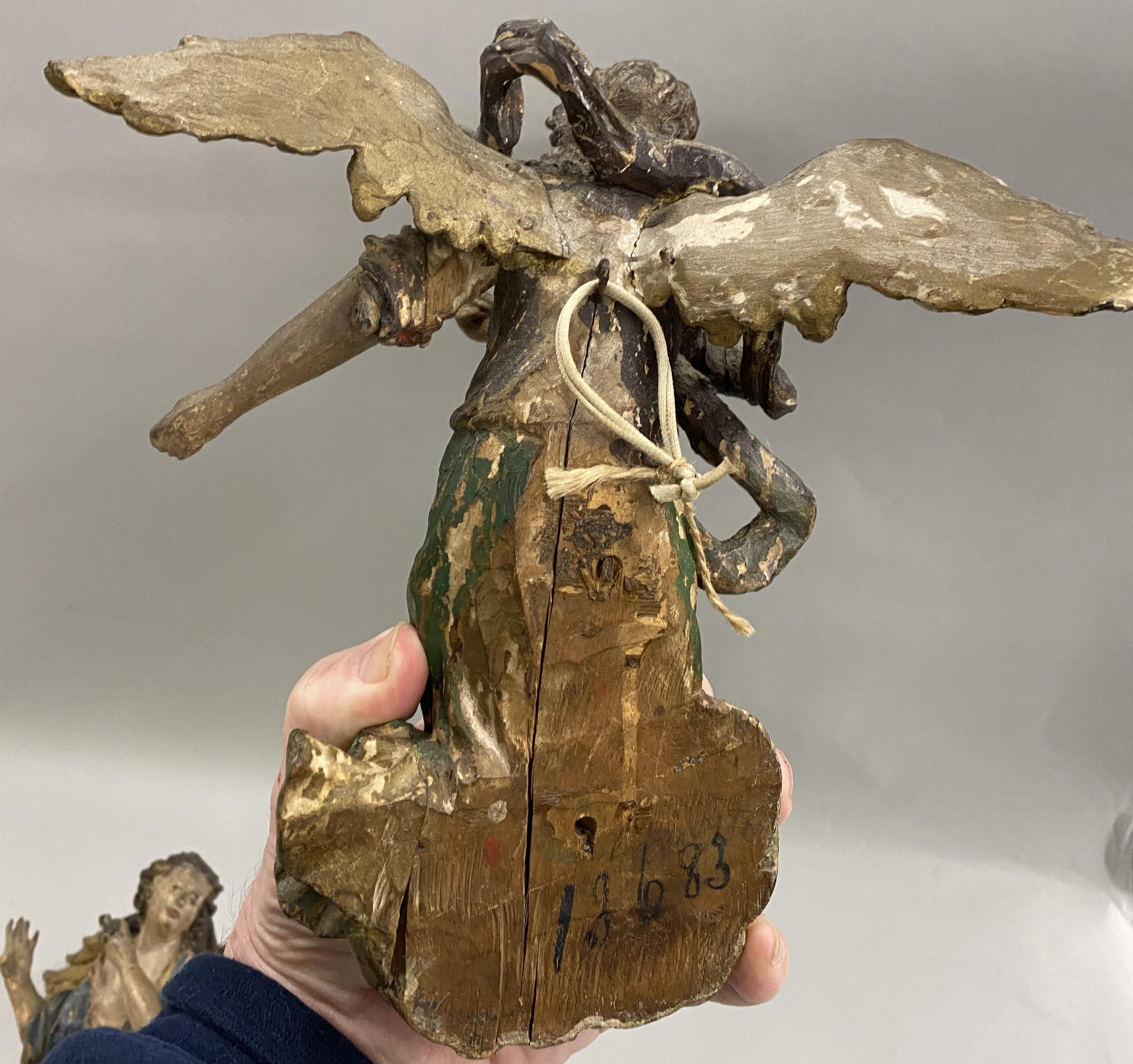 Paire d'anges sculptés en polychrome, probablement français, du 18ème siècle en vente 5