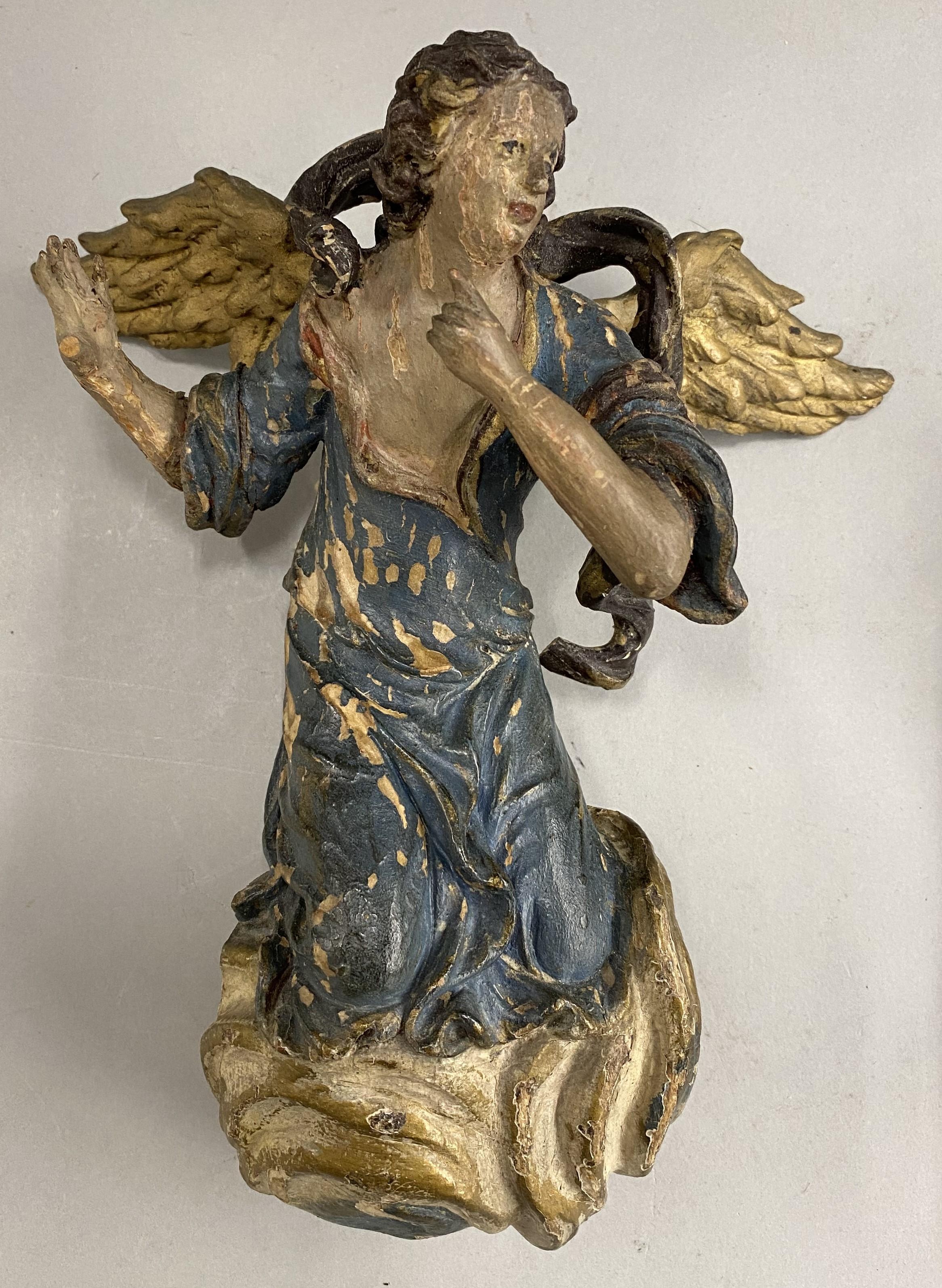 Une magnifique paire d'anges en bois sculpté avec de beaux détails dans ce qui semble être leur surface peinte d'origine, datant du XVIIIe siècle, probablement français, en très bon état, avec une belle patine, quelques pertes mineures sur les
