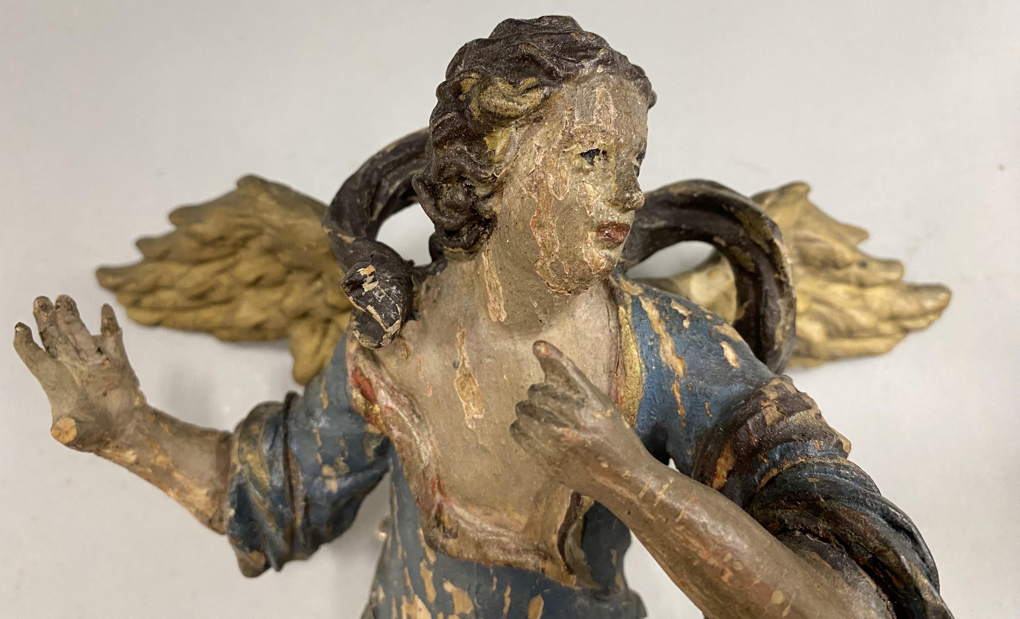 Français Paire d'anges sculptés en polychrome, probablement français, du 18ème siècle en vente