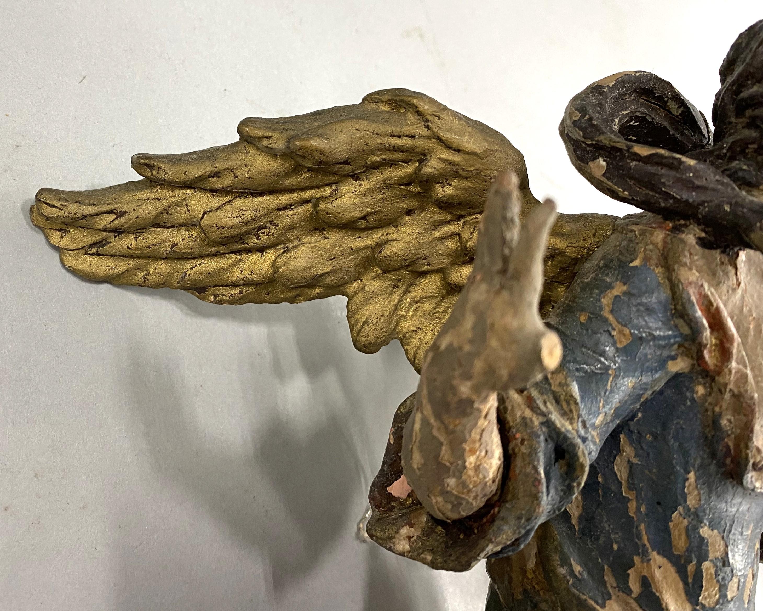 Sculpté à la main Paire d'anges sculptés en polychrome, probablement français, du 18ème siècle en vente