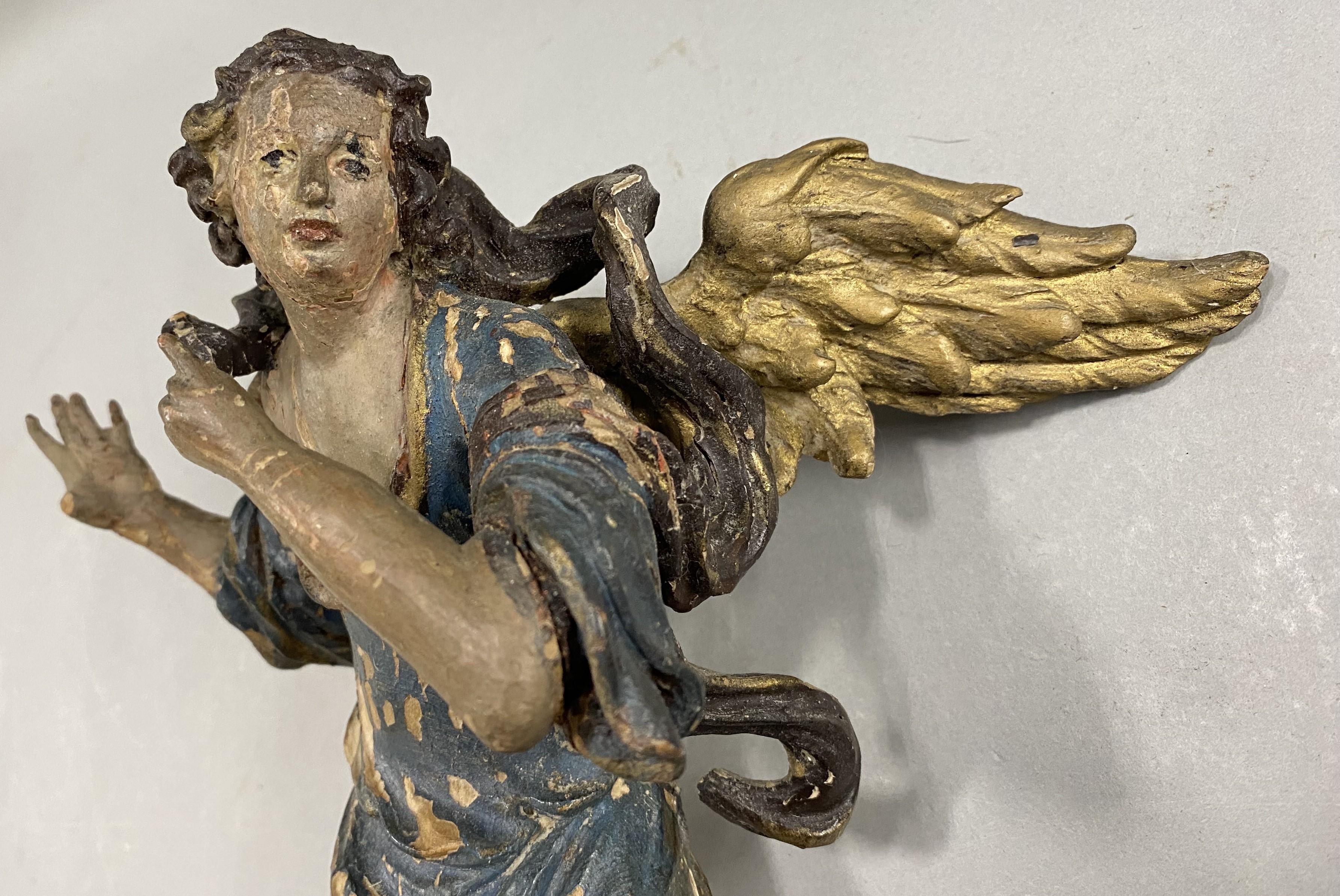 Paire d'anges sculptés en polychrome, probablement français, du 18ème siècle Bon état - En vente à Milford, NH