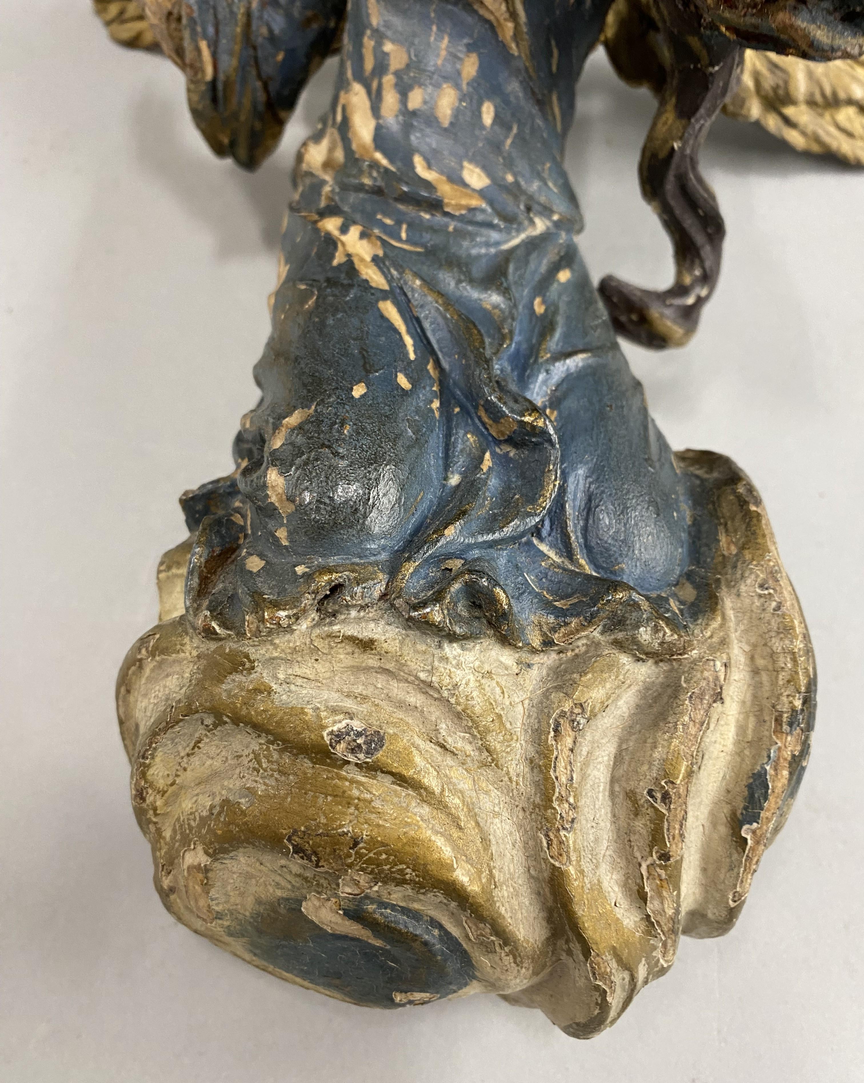 XVIIIe siècle et antérieur Paire d'anges sculptés en polychrome, probablement français, du 18ème siècle en vente