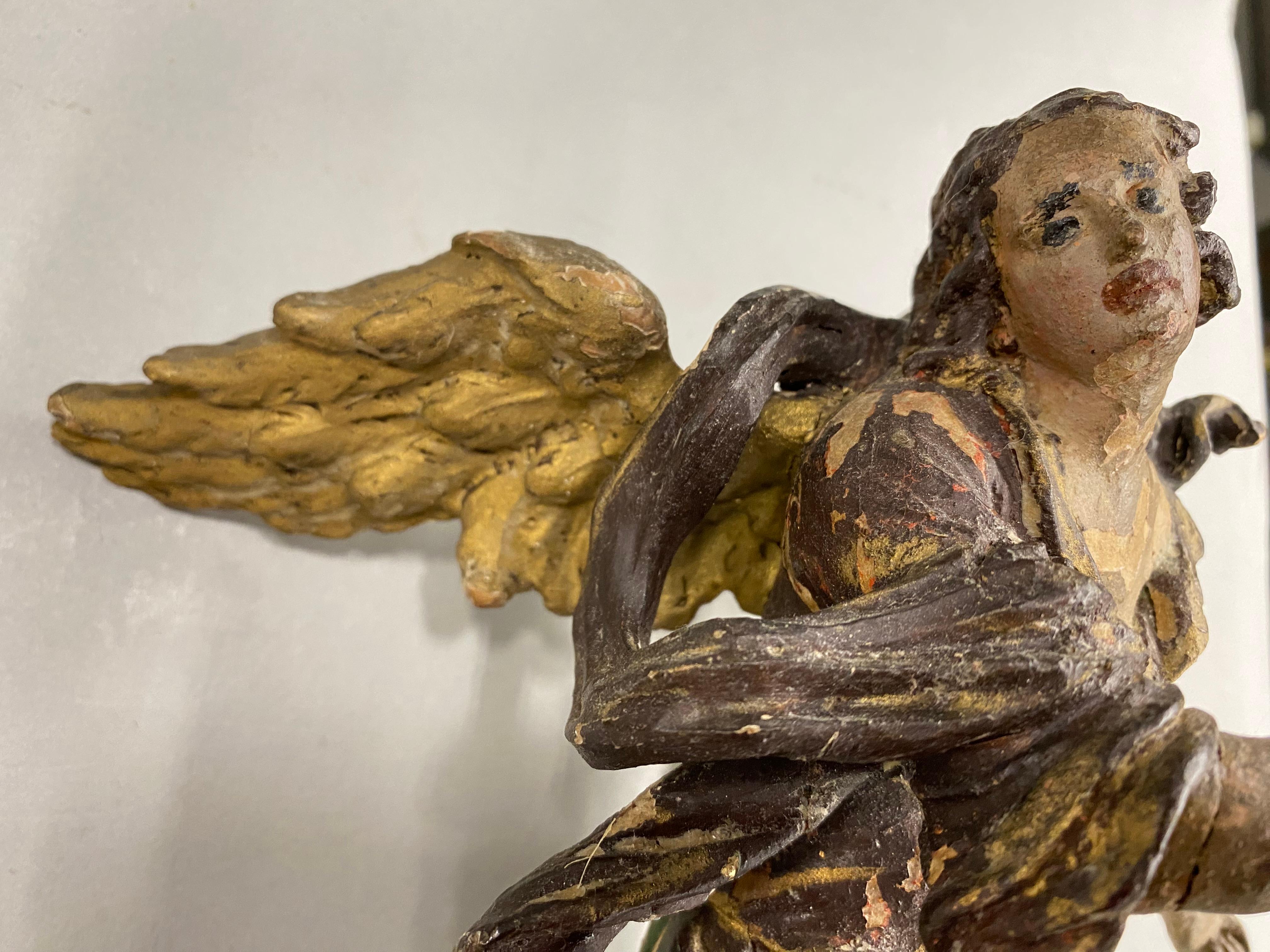 Paire d'anges sculptés en polychrome, probablement français, du 18ème siècle en vente 1