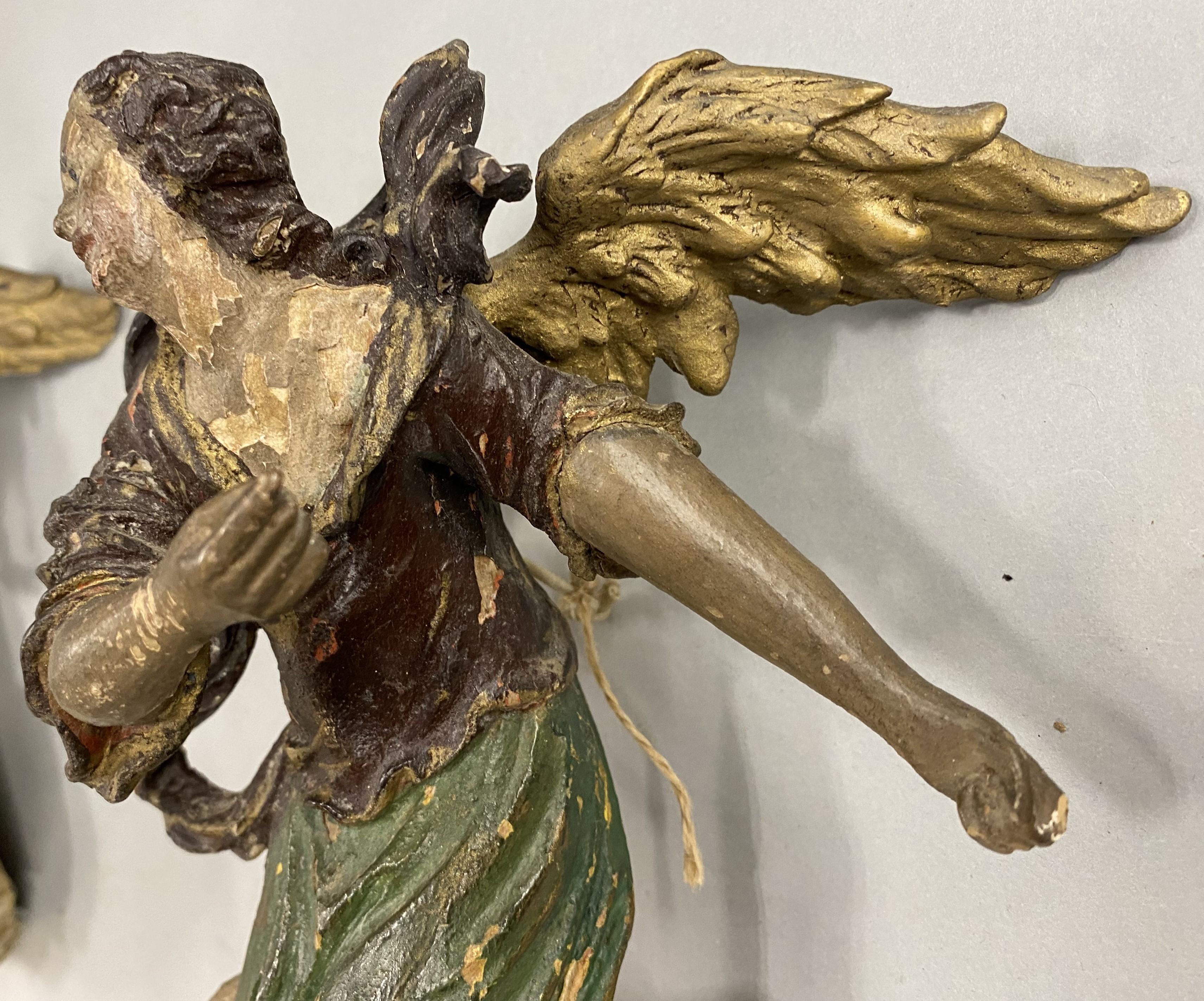 Paire d'anges sculptés en polychrome, probablement français, du 18ème siècle en vente 2