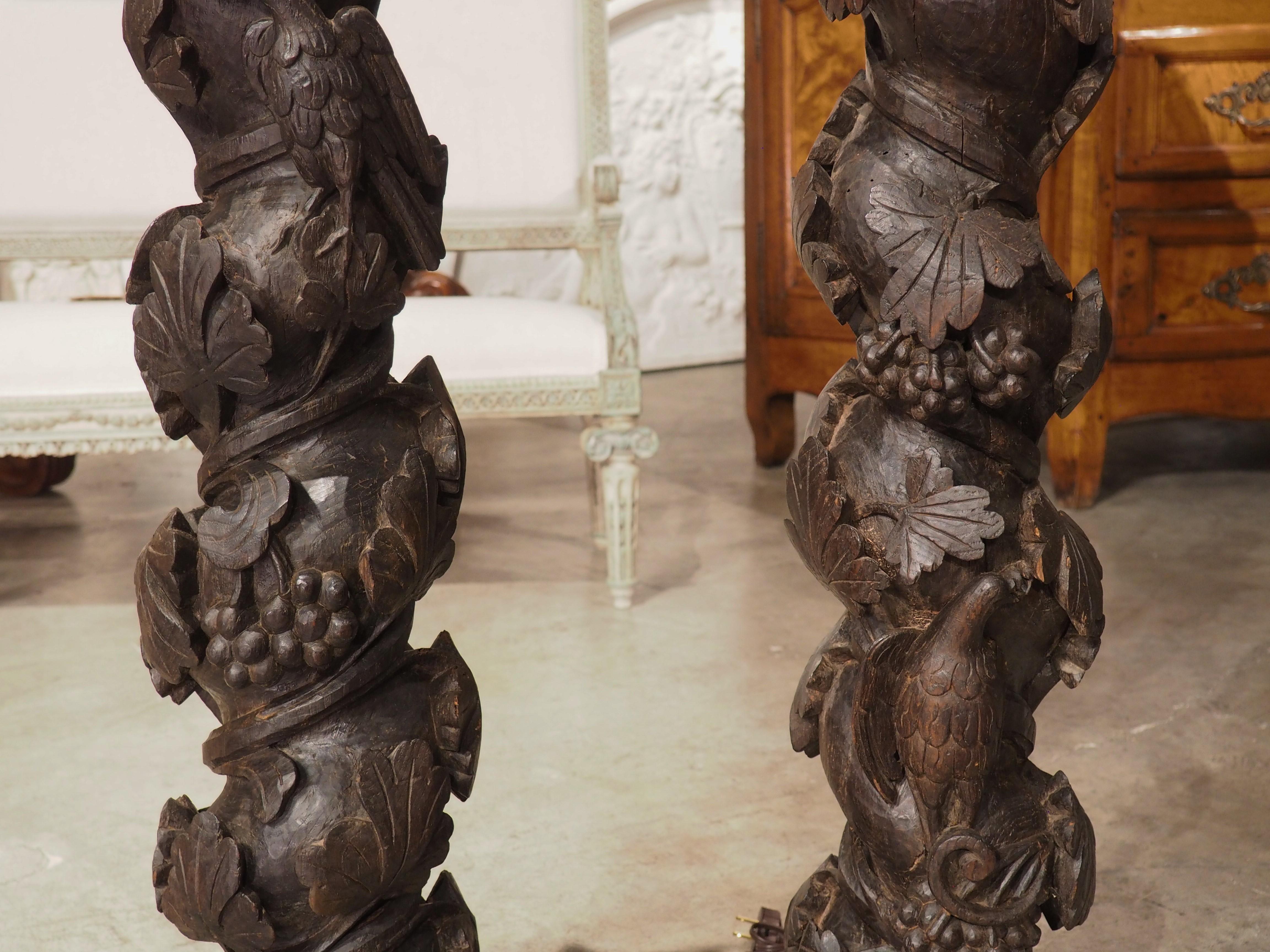 Ursprünglich ein Paar architektonischer Säulen, wurden diese salomonischen Säulen zu einem einzigartigen Lampenset umfunktioniert. Die spiralförmigen Säulen, die um 1700 in Portugal von Hand aus Kastanienholz geschnitzt wurden, sind lebendige