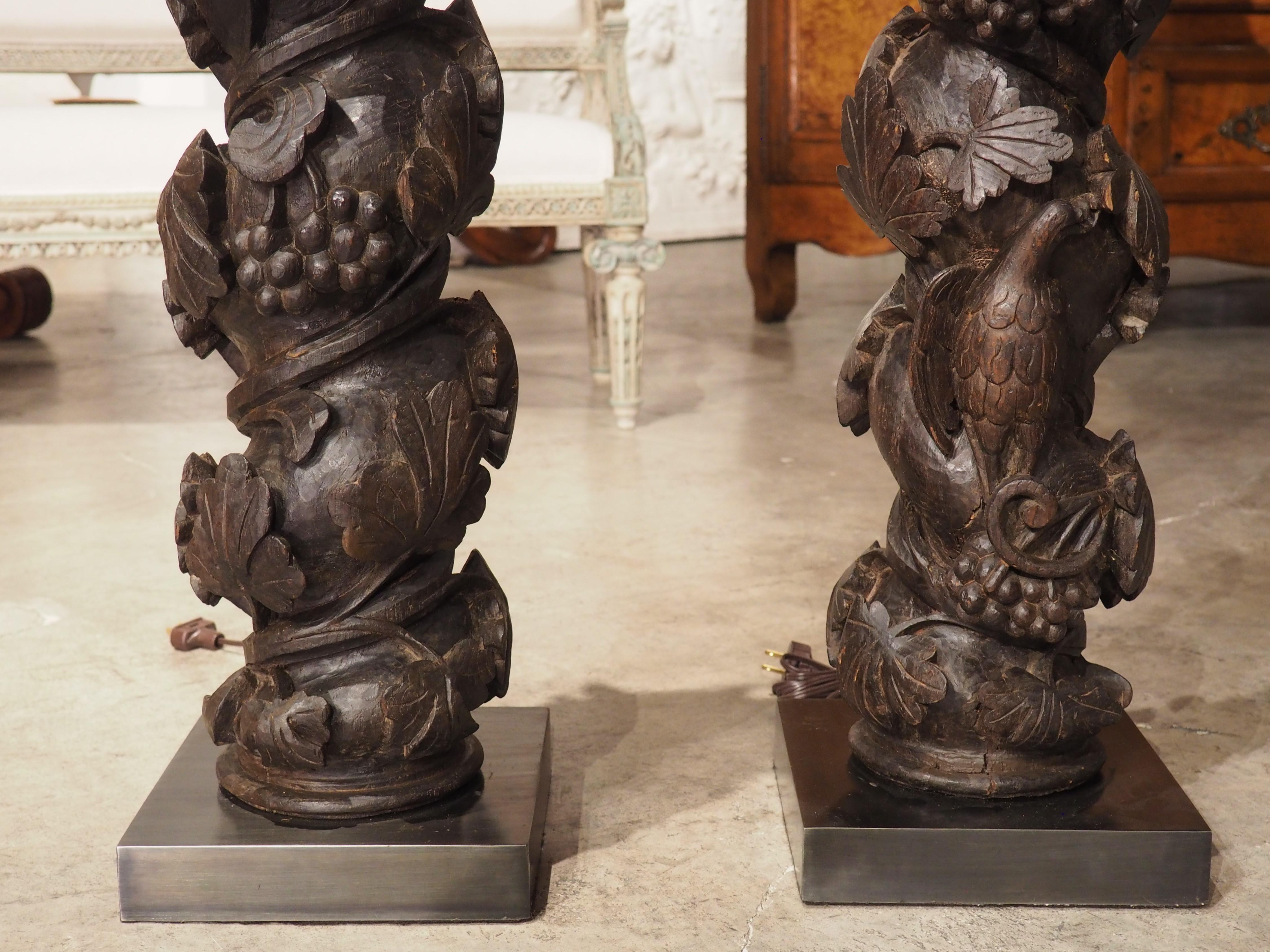 Paar geschnitzte Solomonic-Säulenlampen aus Kastanienholz aus Portugal, 18. Jahrhundert (Barock) im Angebot
