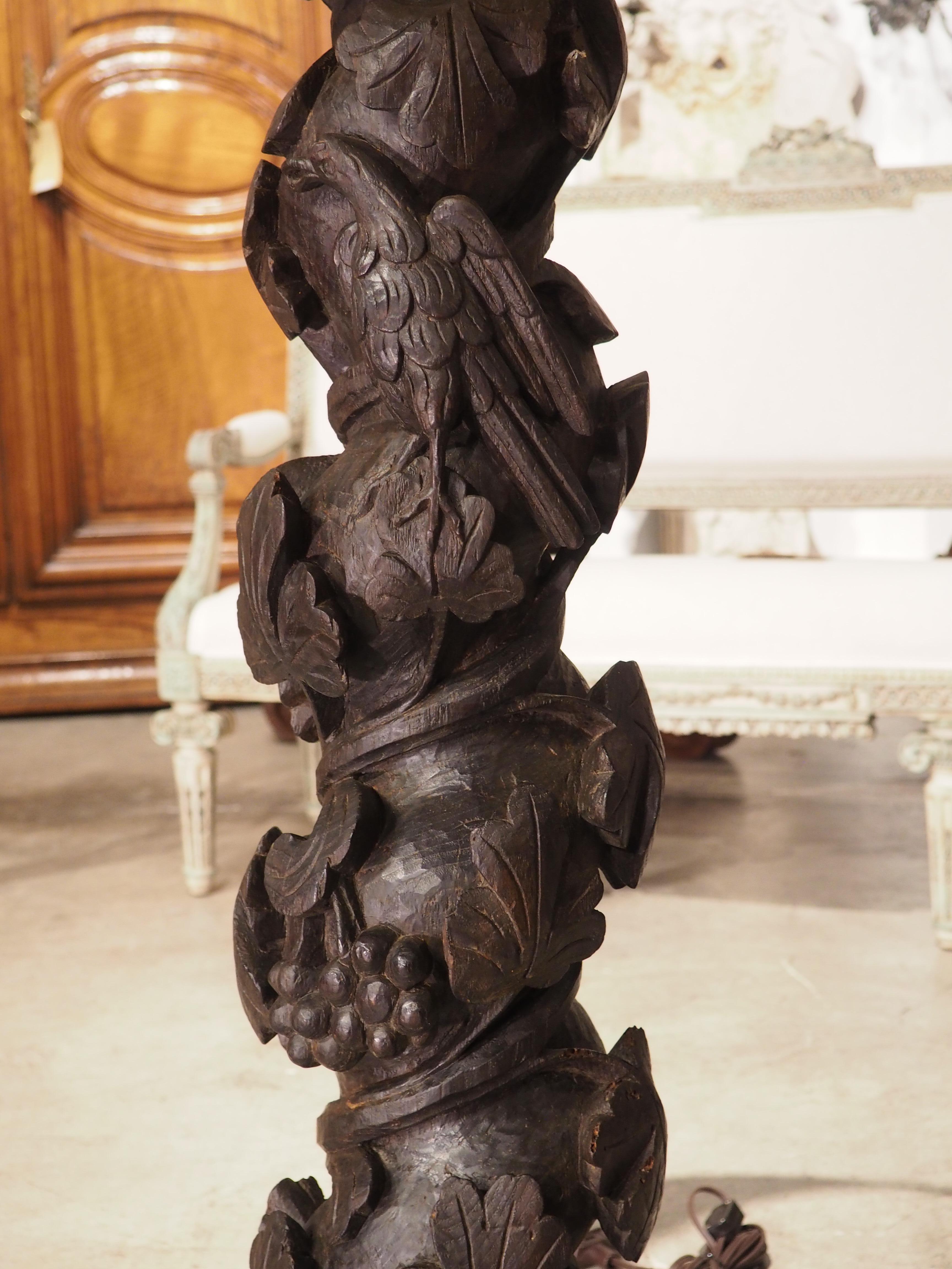 Paar geschnitzte Solomonic-Säulenlampen aus Kastanienholz aus Portugal, 18. Jahrhundert im Angebot 1