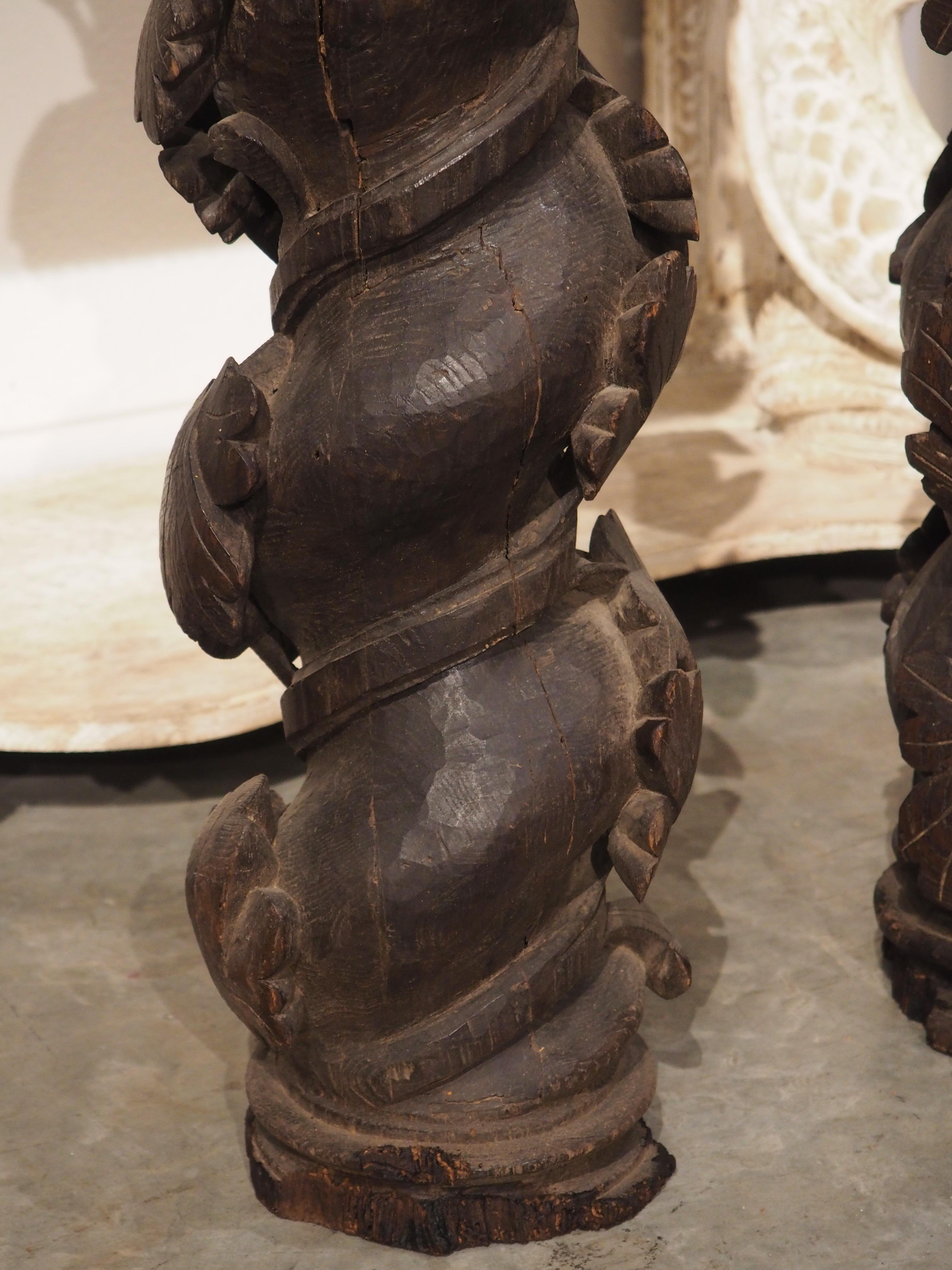 Paire de colonnes solomoniques du 18ème siècle en châtaignier sculpté du Portugal en vente 5