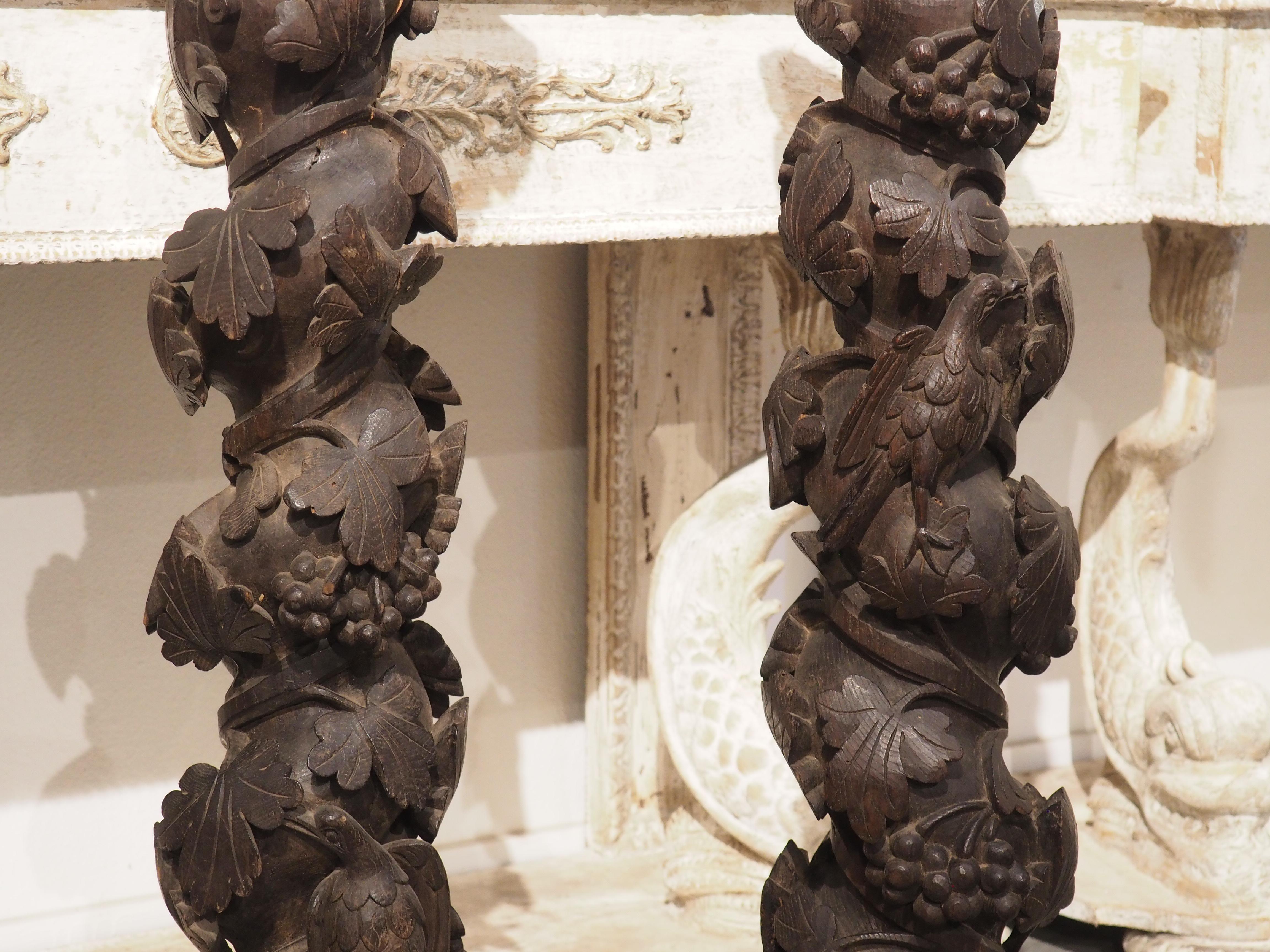 Au IIe siècle de notre ère, un ensemble de colonnes a été sculpté dans du marbre grec pour un ancien temple. Au IVe siècle, Constantin a ramené les colonnes à Rome pour les intégrer au maître-autel de la basilique Saint-Pierre. Une légende est née