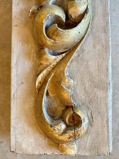 Paire de fragments sculptés du 18ème siècle sur socle