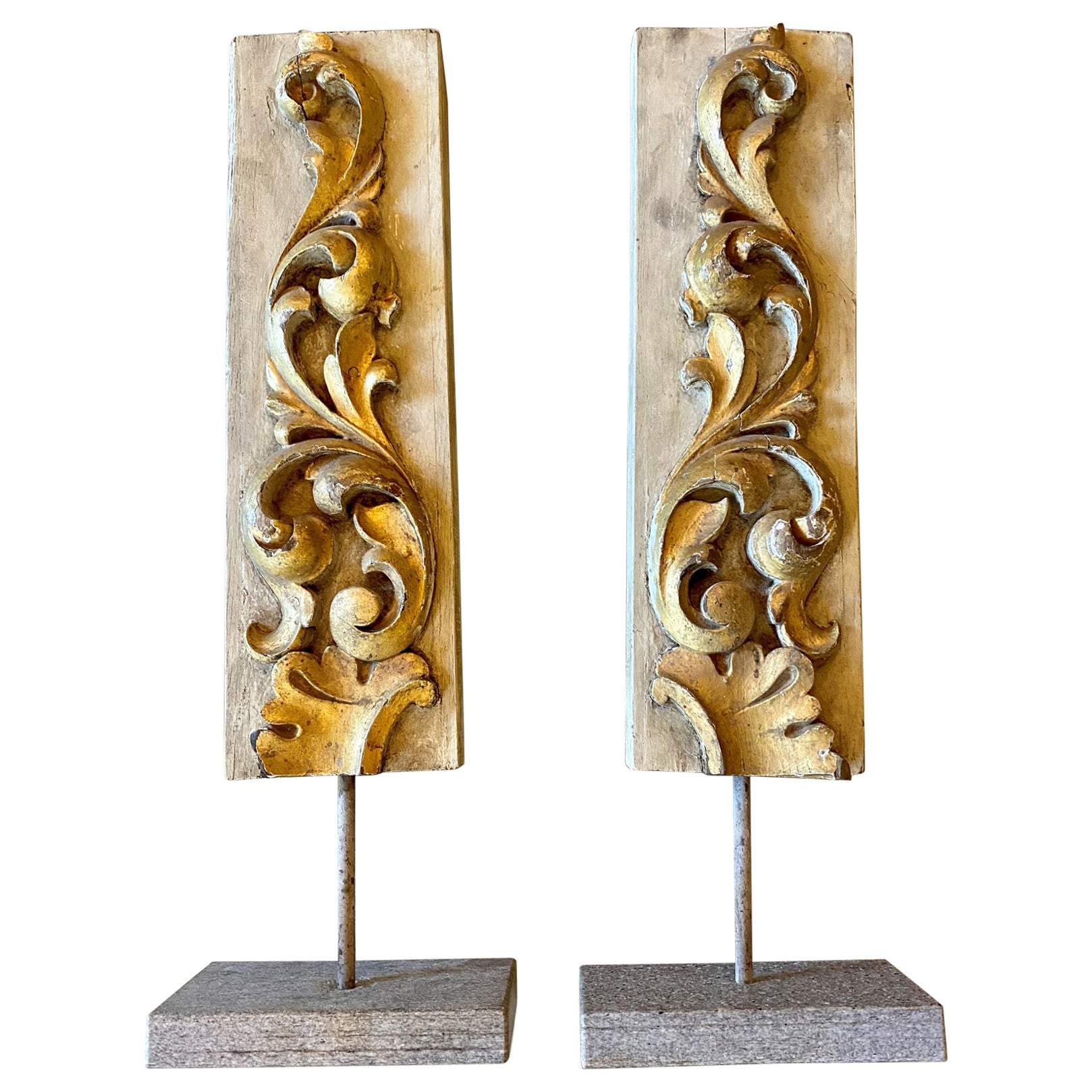 Paire de fragments sculptés du 18ème siècle sur socle