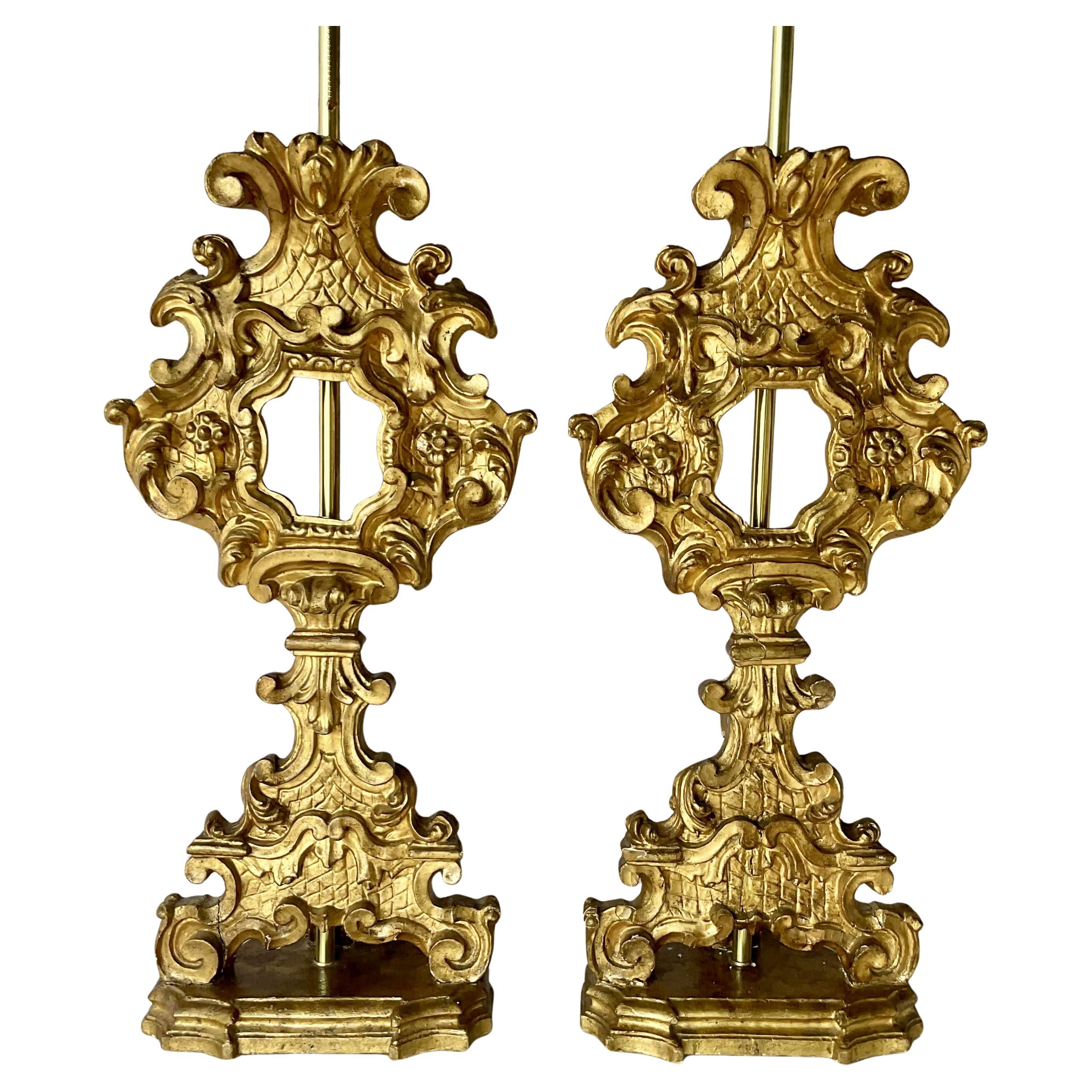 Zwei hübsche italienische Reliquienschreine aus Giltwood im Barockstil, die als Lampen auf Lucite-Sockeln montiert sind.
18. Jahrhundert und später, schildförmige Reliquienschreine mit ovalen, von geschnitzten Lotusblättern umrahmten Öffnungen, mit
