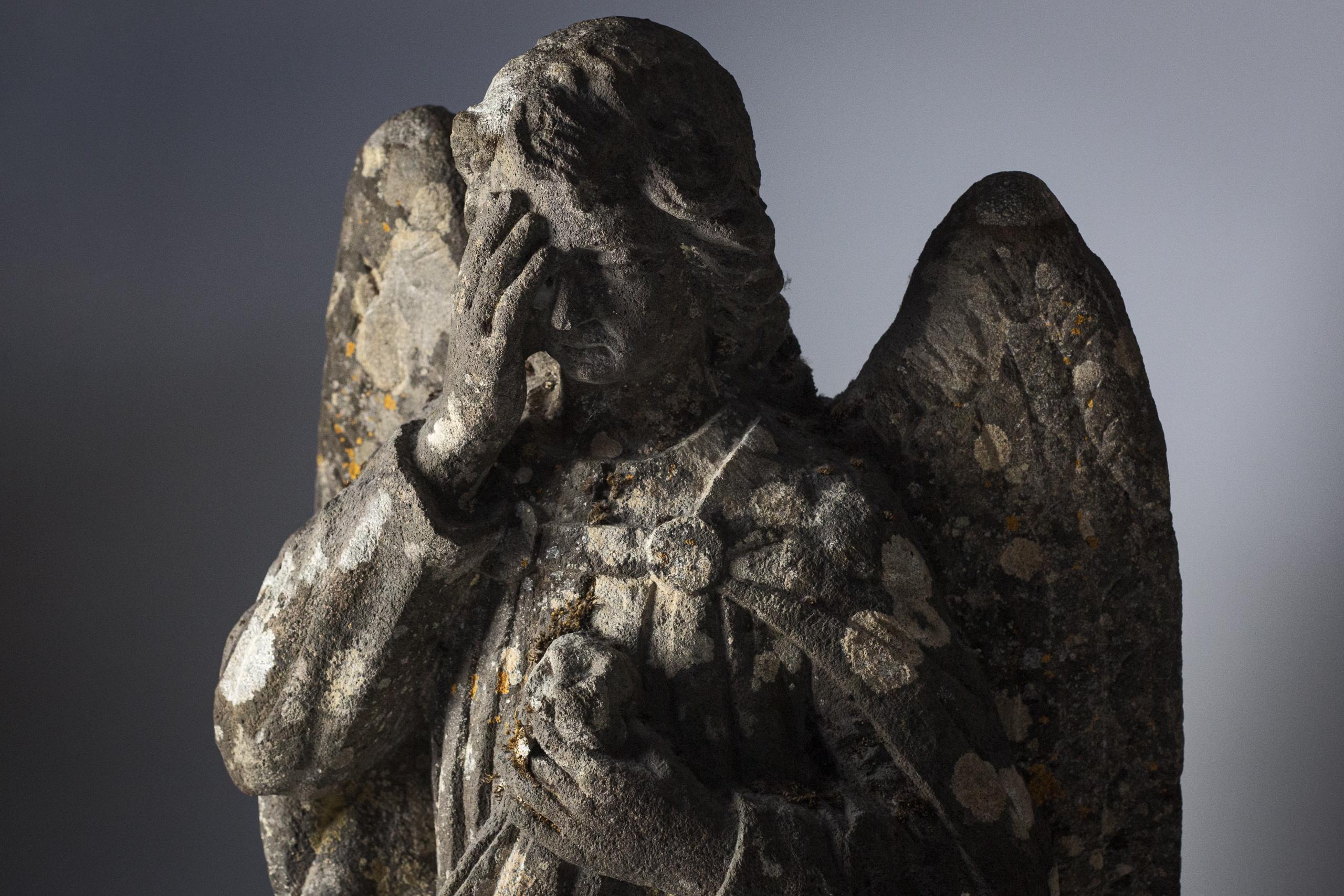 Pair of 18th Century Carved Limestone Angels In Fair Condition For Sale In Pease pottage, West Sussex