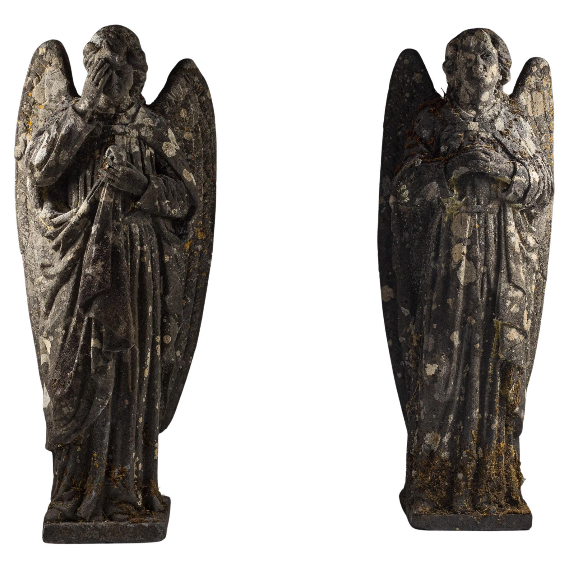Pareja de ángeles de piedra caliza tallada del siglo XVIII