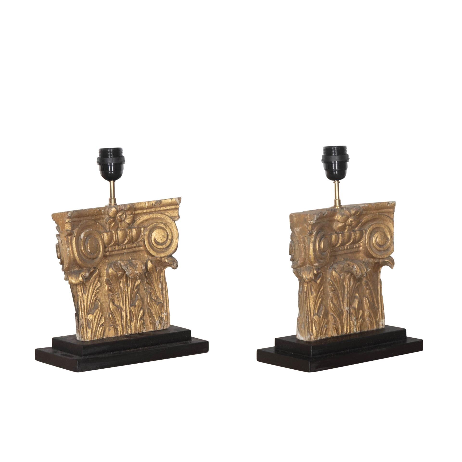 Français Paire de chapiteaux en bois sculpté du XVIIIe siècle transformés en lampes en vente