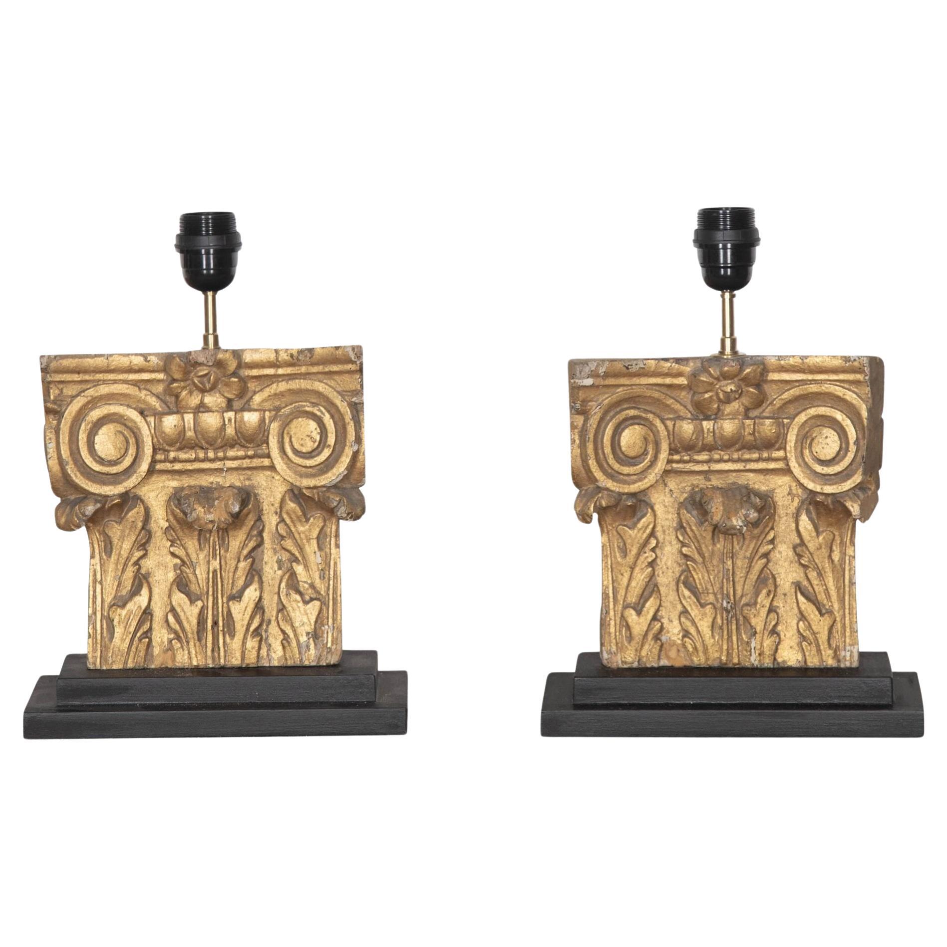 Paire de chapiteaux en bois sculpté du XVIIIe siècle transformés en lampes en vente