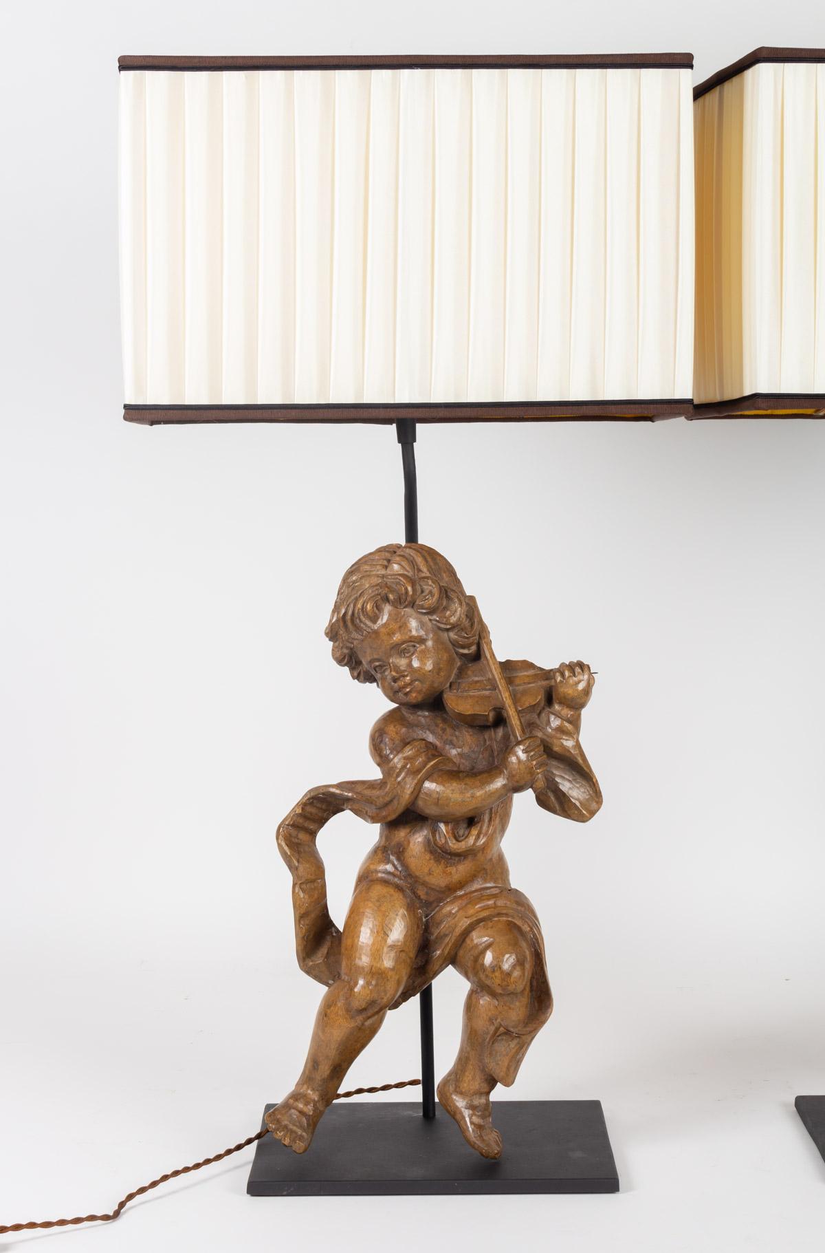 Paar geschnitzte hölzerne Liebespaare aus dem 18. Jahrhundert, montiert in einer bedeutenden Lampe
Maße: H 81cm, B 40cm, D 20cm.