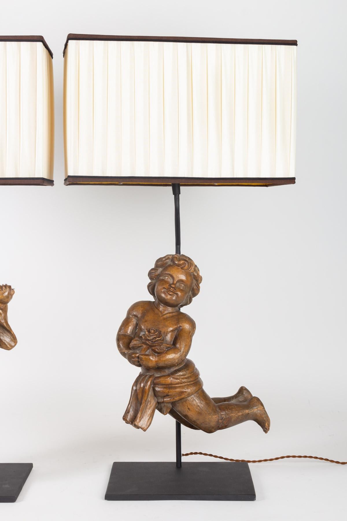 Paar geschnitzte Holzliebhaber aus dem 18. Jahrhundert, montiert in einer bedeutenden Lampe (Louis XV.) im Angebot