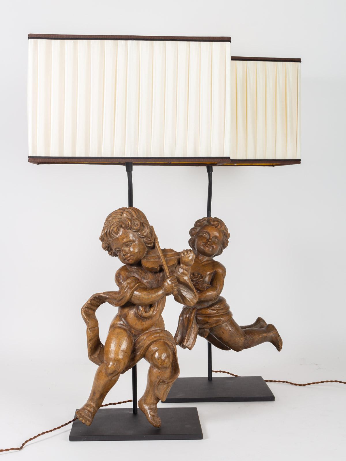 Paar geschnitzte Holzliebhaber aus dem 18. Jahrhundert, montiert in einer bedeutenden Lampe (18. Jahrhundert und früher) im Angebot