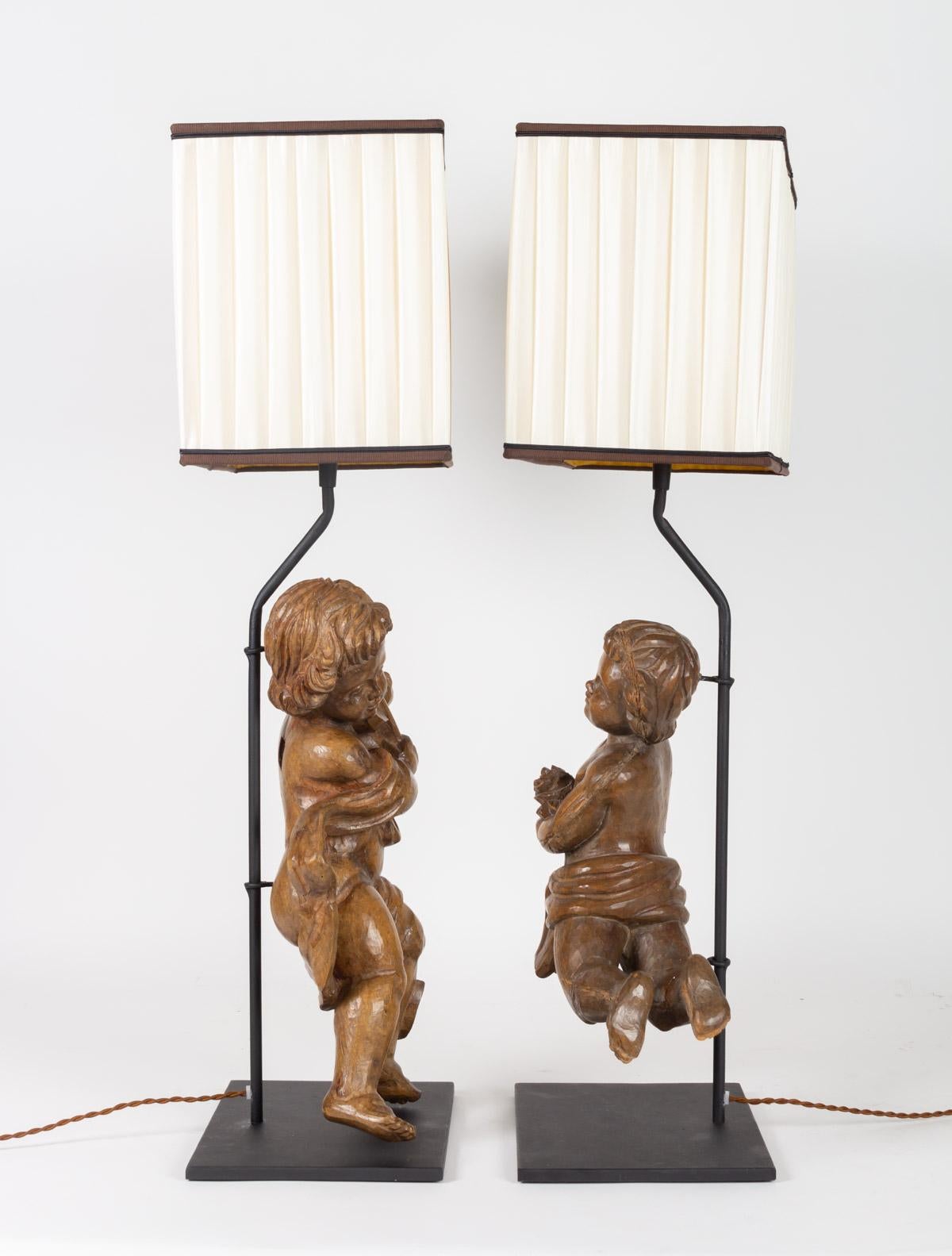 Paar geschnitzte Holzliebhaber aus dem 18. Jahrhundert, montiert in einer bedeutenden Lampe im Angebot 1