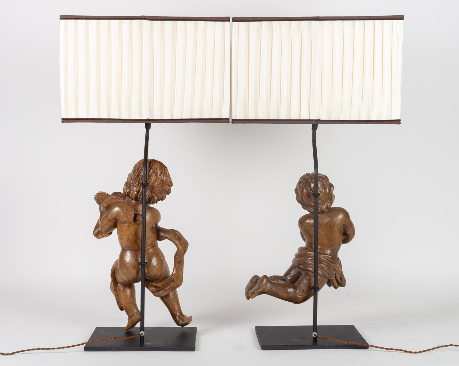 Paar geschnitzte Holzliebhaber aus dem 18. Jahrhundert, montiert in einer bedeutenden Lampe im Angebot 2