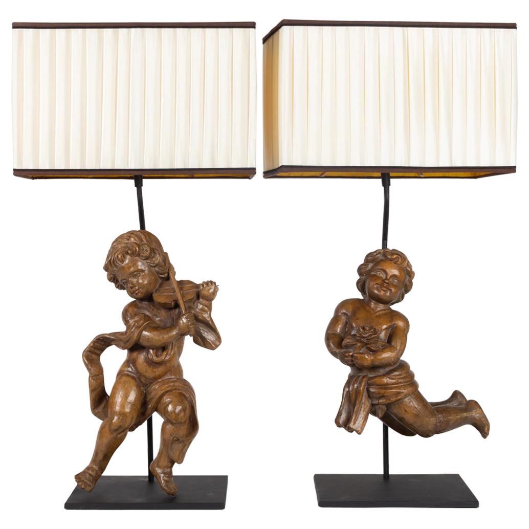 Paire d'amoureux en bois sculpté du 18ème siècle montés sur une importante lampe