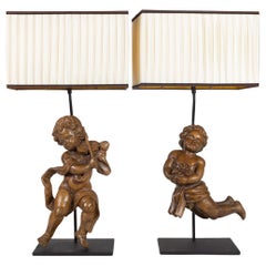 Paire d'amoureux en bois sculpté du 18ème siècle montés sur une importante lampe