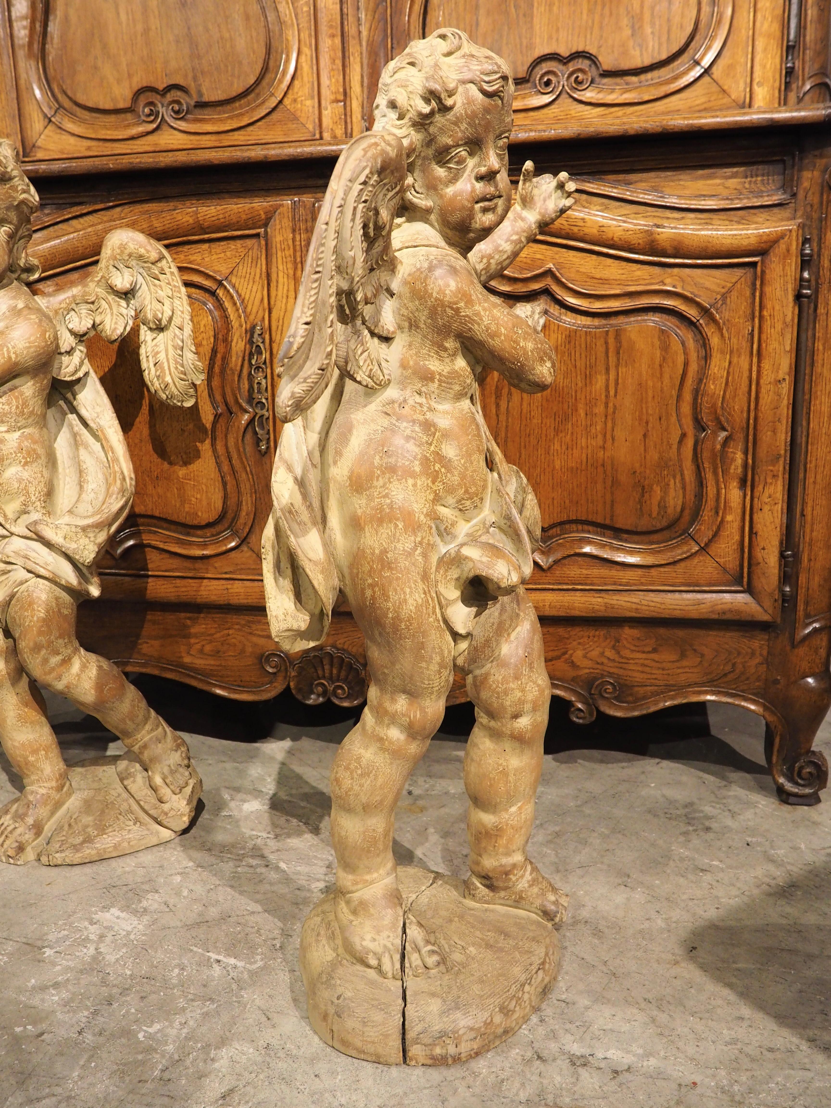 Pair of 18th Century Carved Wooden Winged Cherubs from Italy For Sale 5